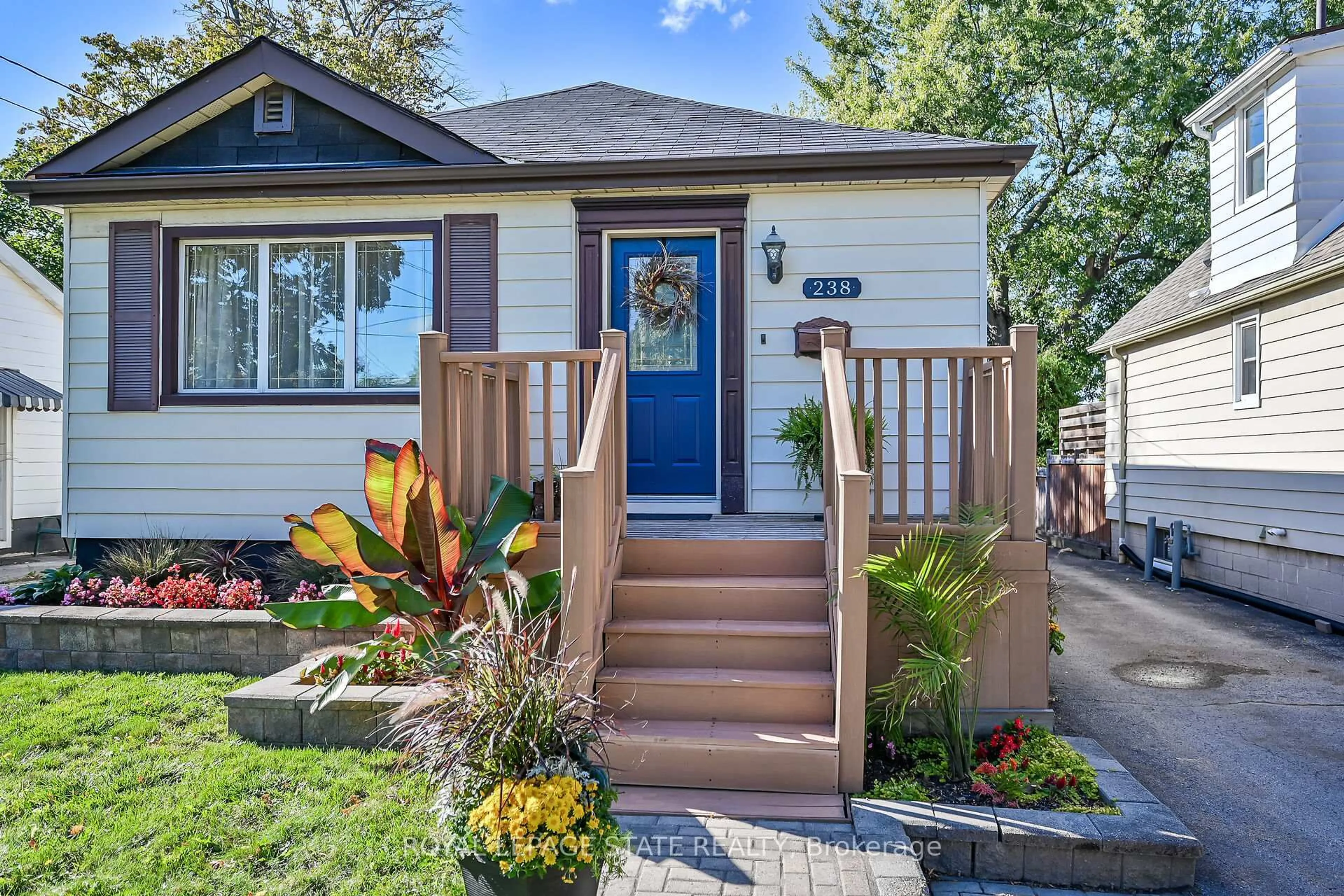 Home with vinyl exterior material, street for 238 East 43rd St, Hamilton Ontario L8T 3C5