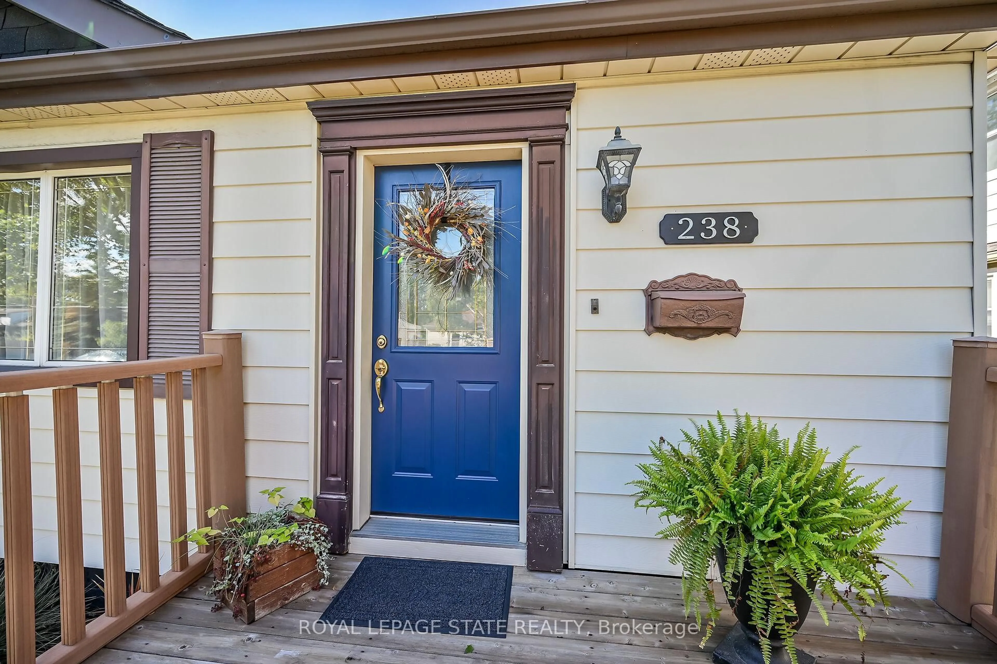 Indoor entryway for 238 East 43rd St, Hamilton Ontario L8T 3C5
