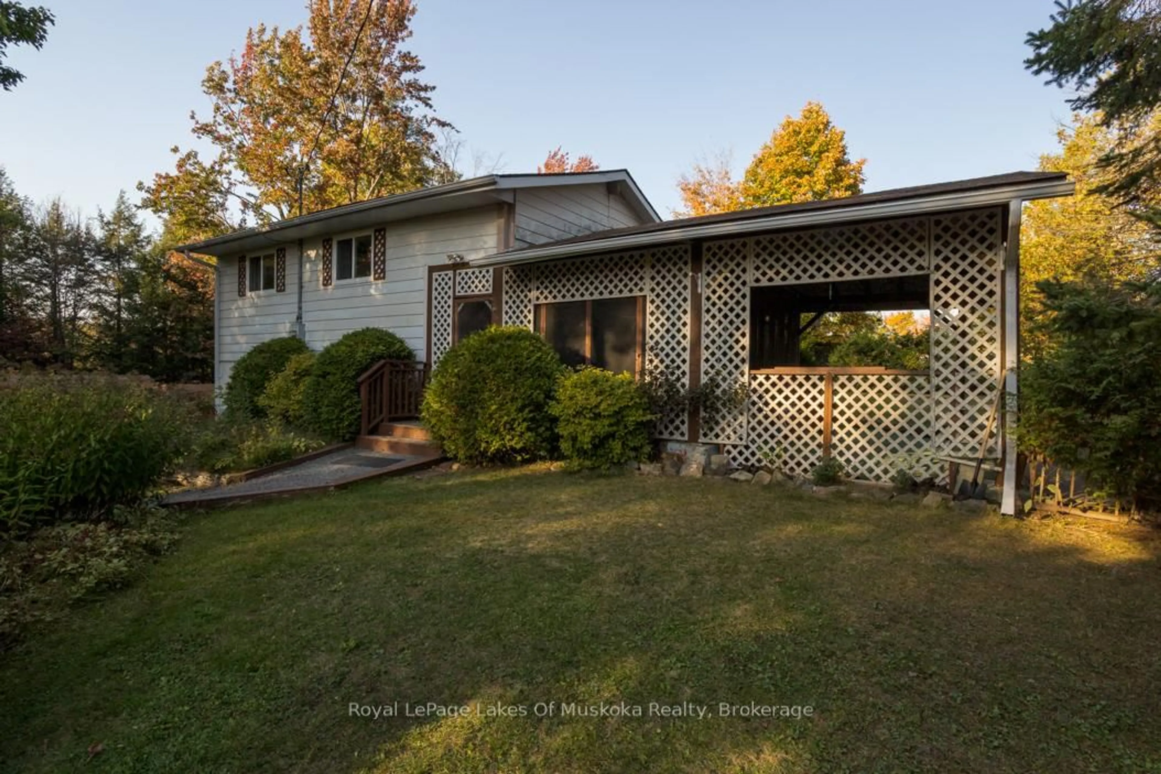 A pic from outside/outdoor area/front of a property/back of a property/a pic from drone, street for 1397 Fraserburg Rd, Bracebridge Ontario P1L 0A1