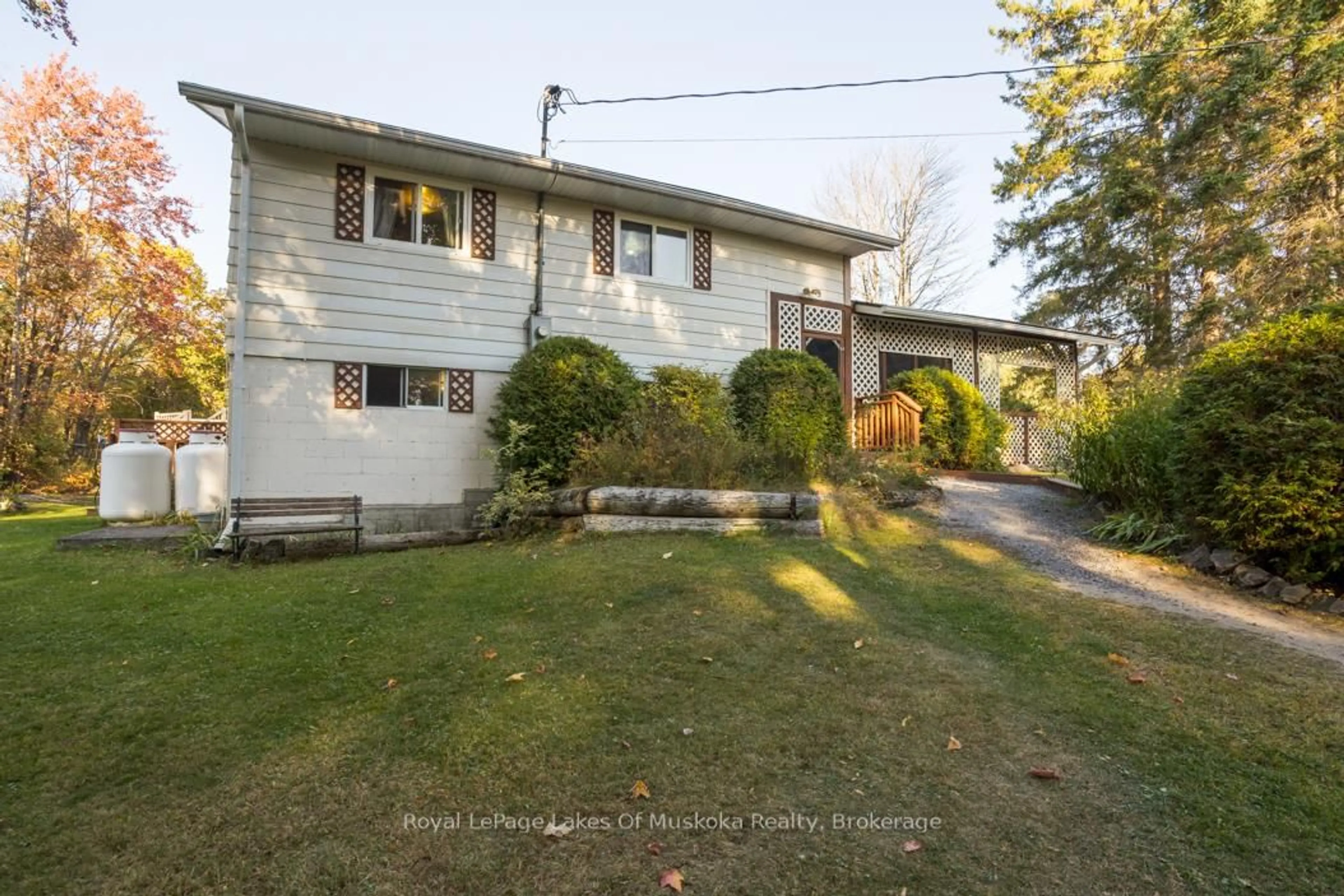 A pic from outside/outdoor area/front of a property/back of a property/a pic from drone, street for 1397 Fraserburg Rd, Bracebridge Ontario P1L 0A1