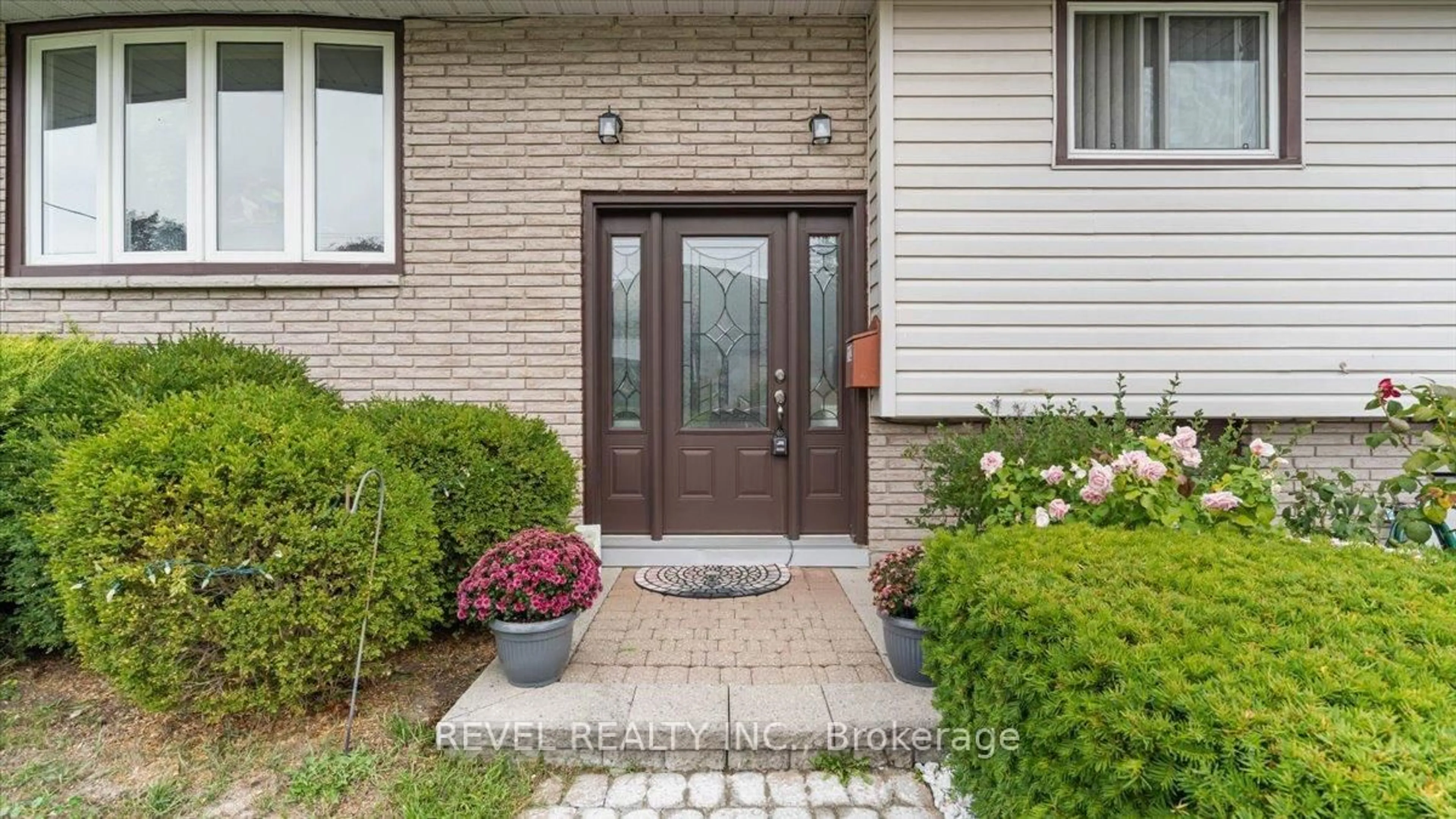Indoor entryway for 12 Chown Cres, Belleville Ontario K8P 4P9