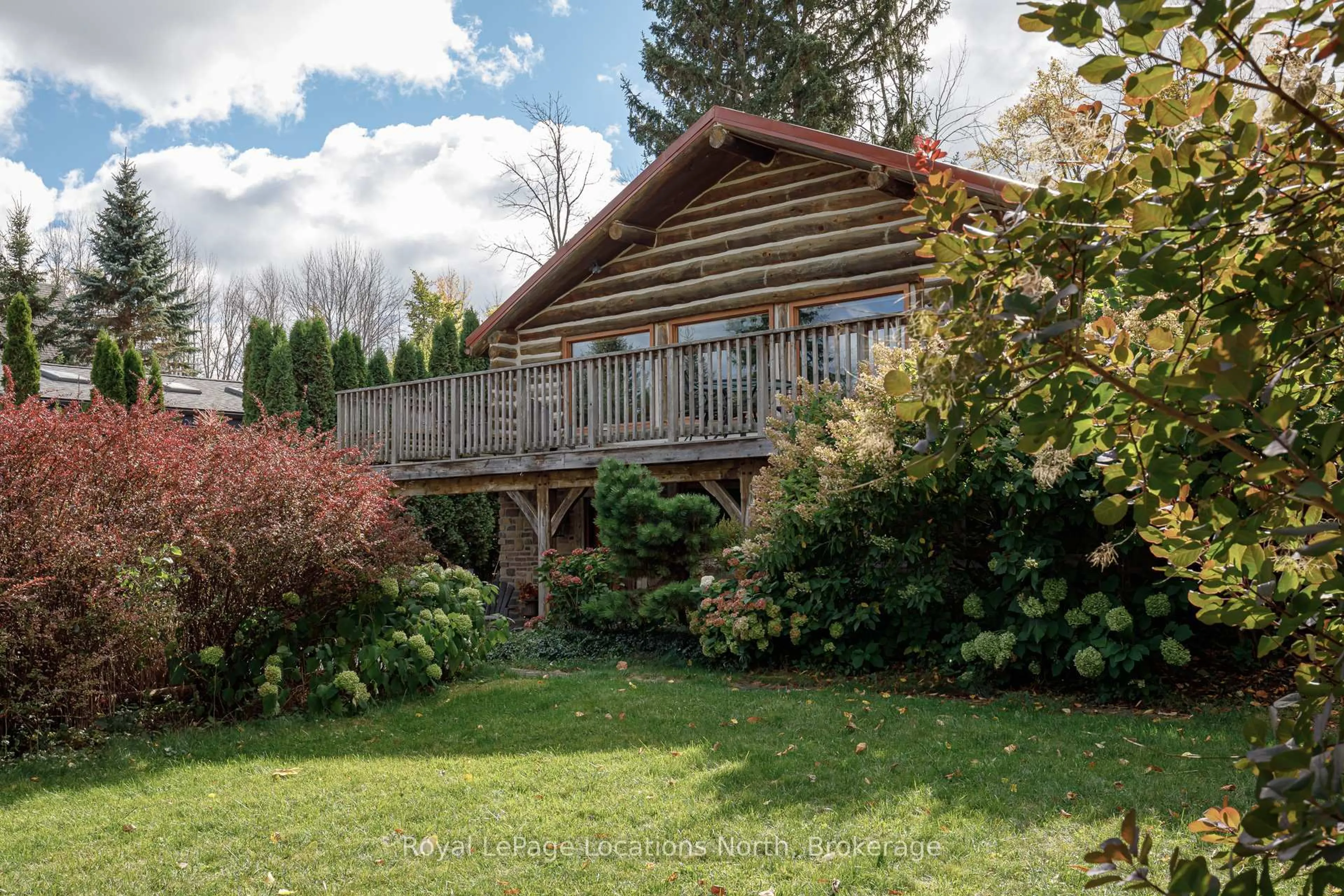 A pic from outside/outdoor area/front of a property/back of a property/a pic from drone, unknown for 156 Sunset Blvd, Blue Mountains Ontario N0H 2P0