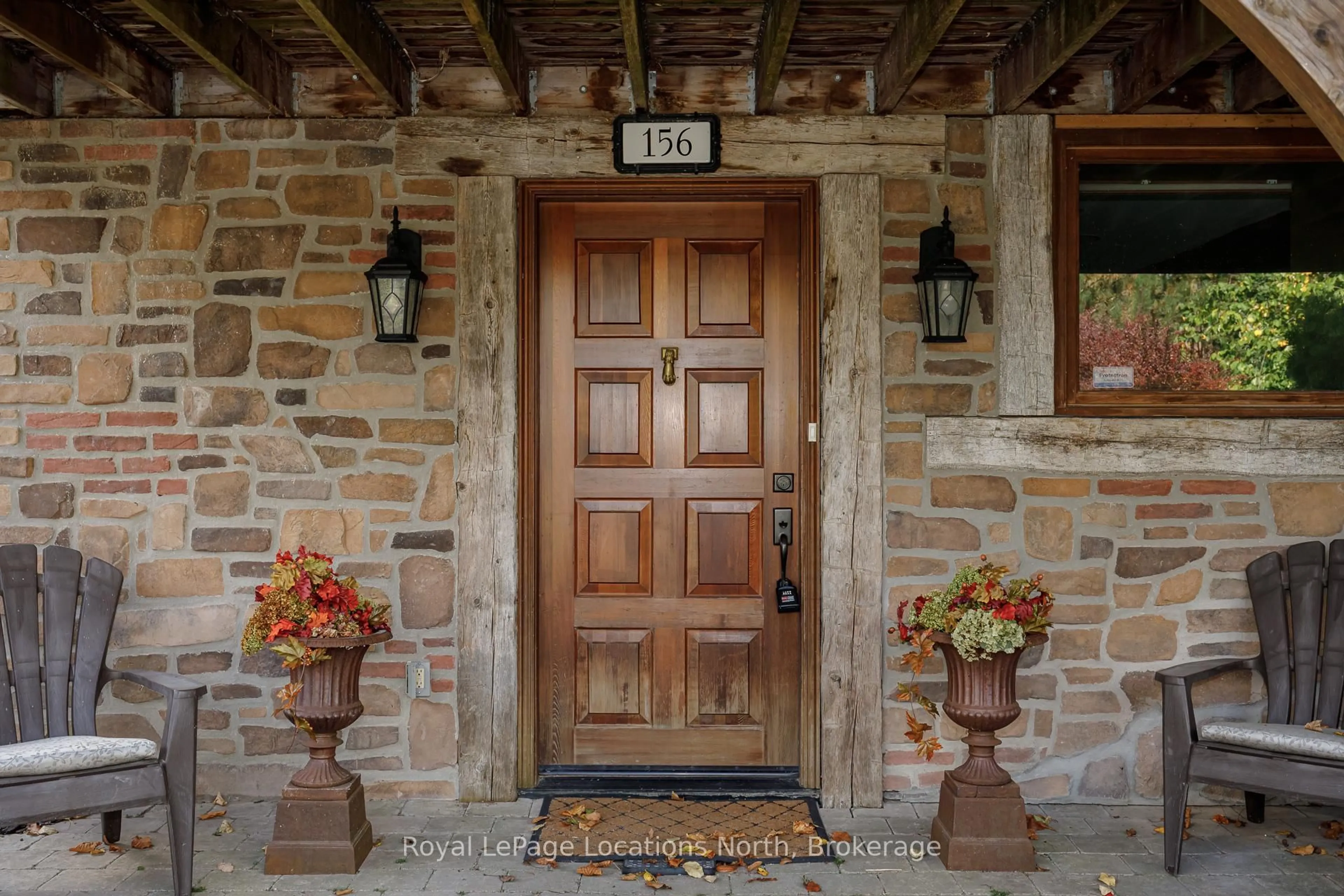 Indoor entryway for 156 Sunset Blvd, Blue Mountains Ontario N0H 2P0