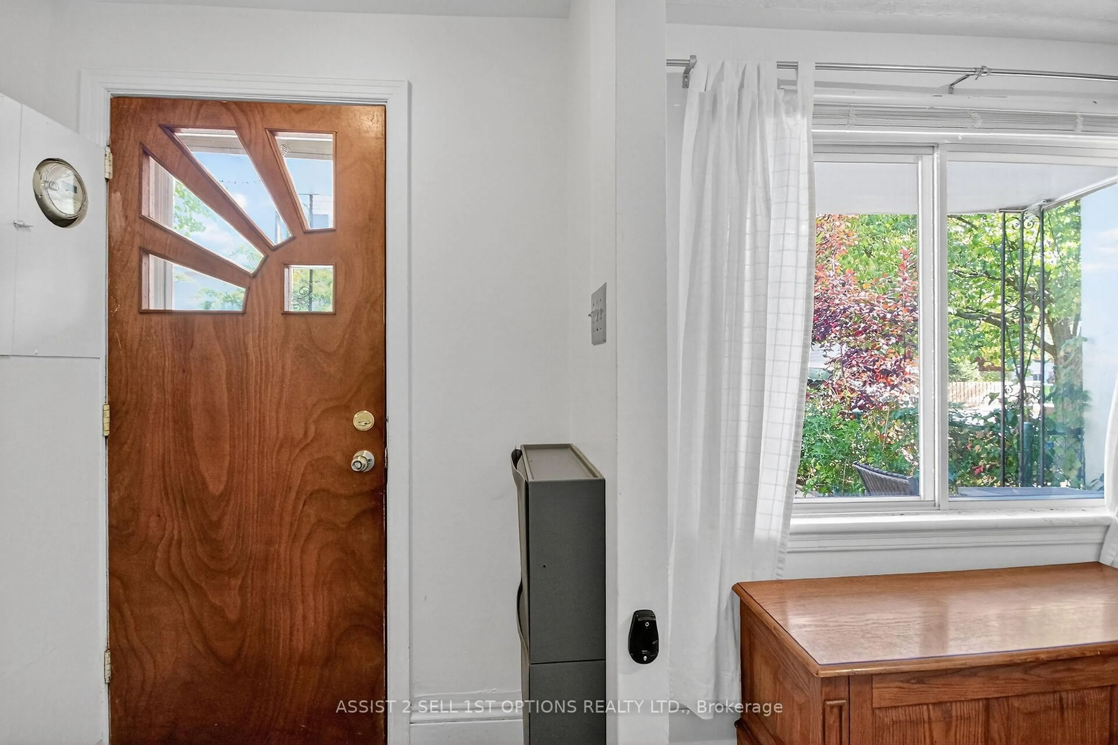 Indoor entryway for 104 Lebreton St, Ottawa Ontario K1R 7H4