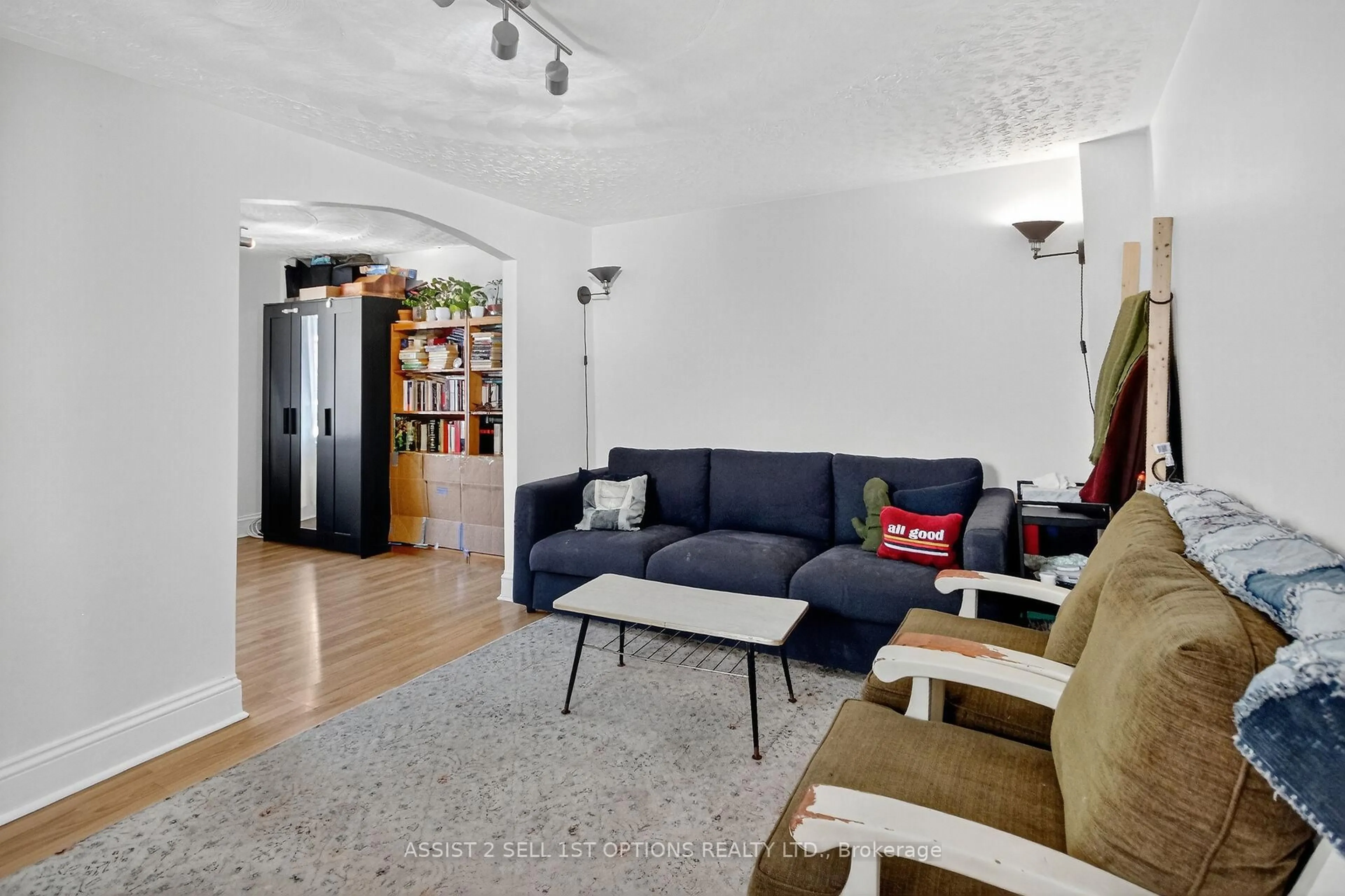 Living room with furniture, unknown for 104 Lebreton St, Ottawa Ontario K1R 7H4