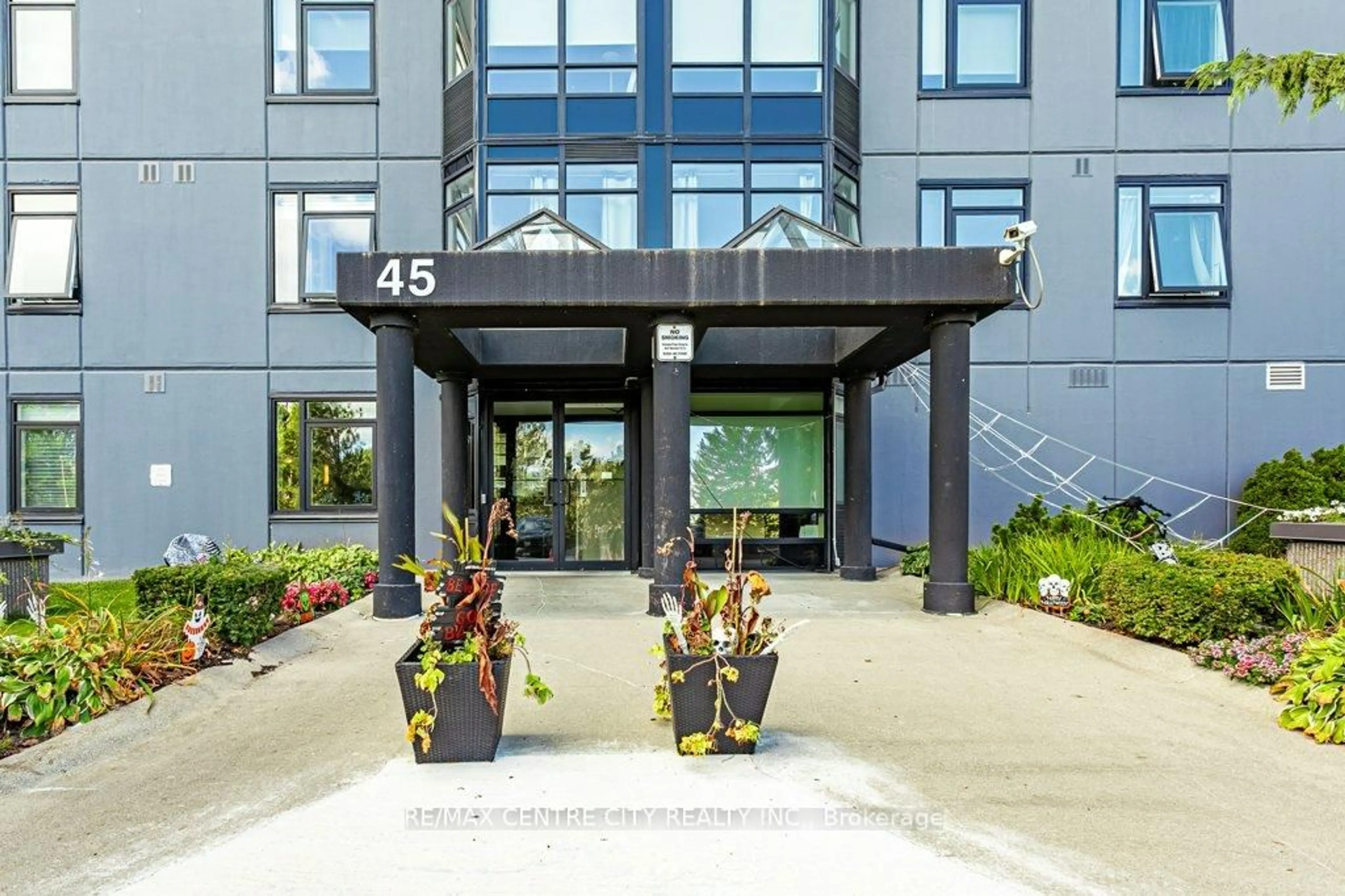 Indoor foyer for 45 Pond Mills Rd #915, London South Ontario N5Z 4W5