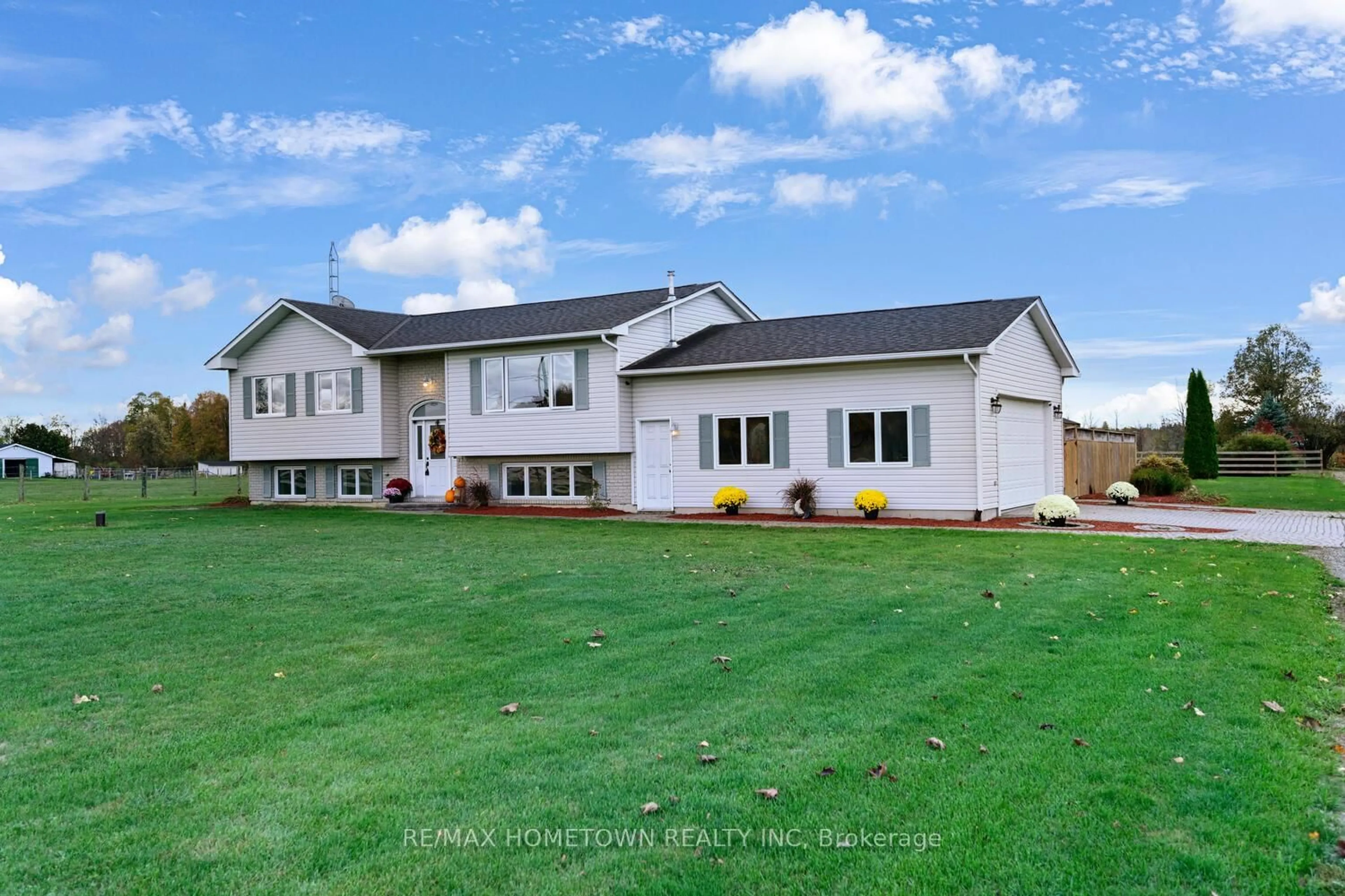 Home with vinyl exterior material, unknown for 9482 County Rd 7 Rd, Elizabethtown-Kitley Ontario K0E 1A0