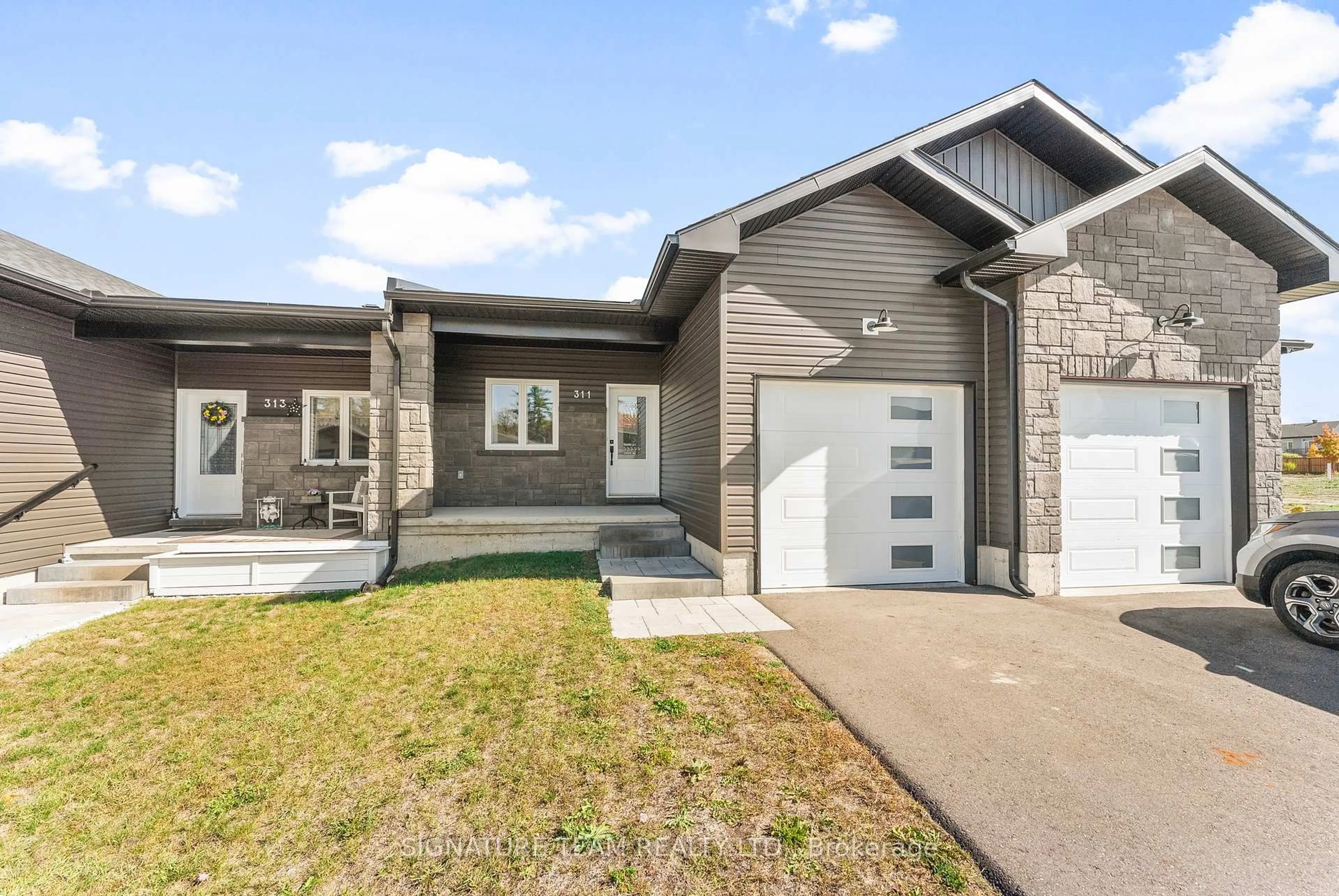 Home with vinyl exterior material, street for 311 Forestview Cres, Renfrew Ontario K7V 0A1