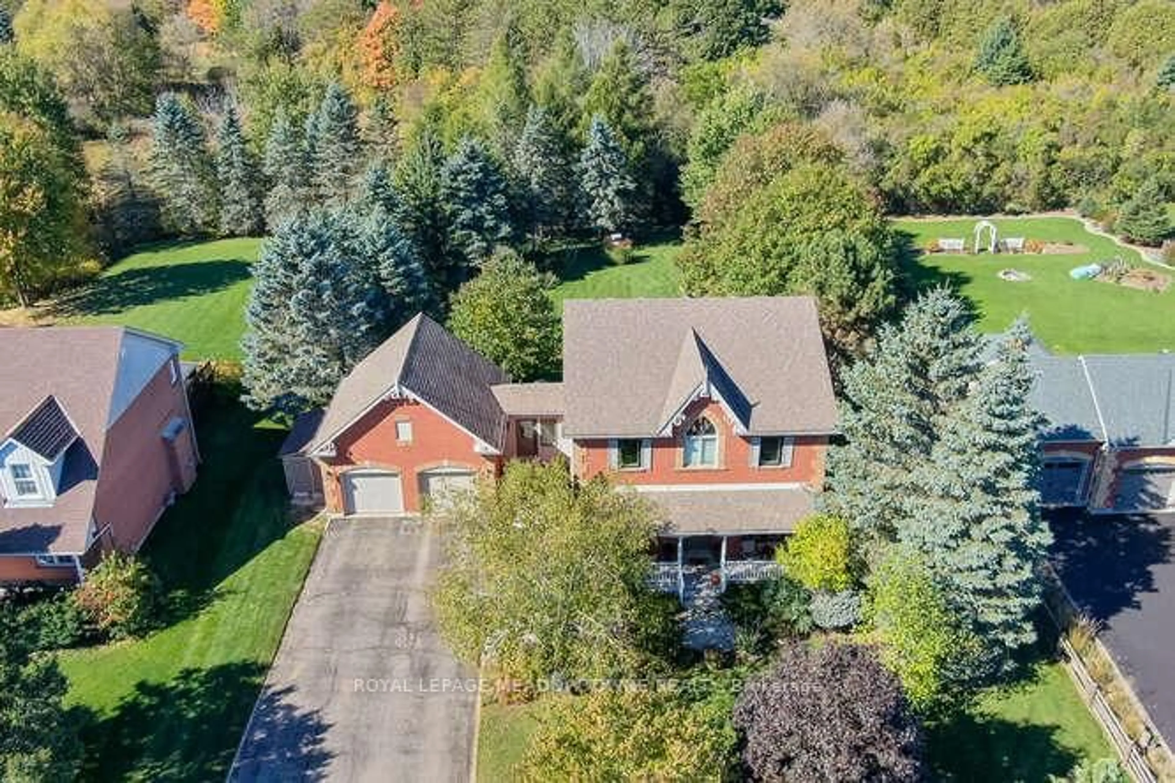A pic from outside/outdoor area/front of a property/back of a property/a pic from drone, street for 18 Mccullogh Dr, Erin Ontario N0B 1T0