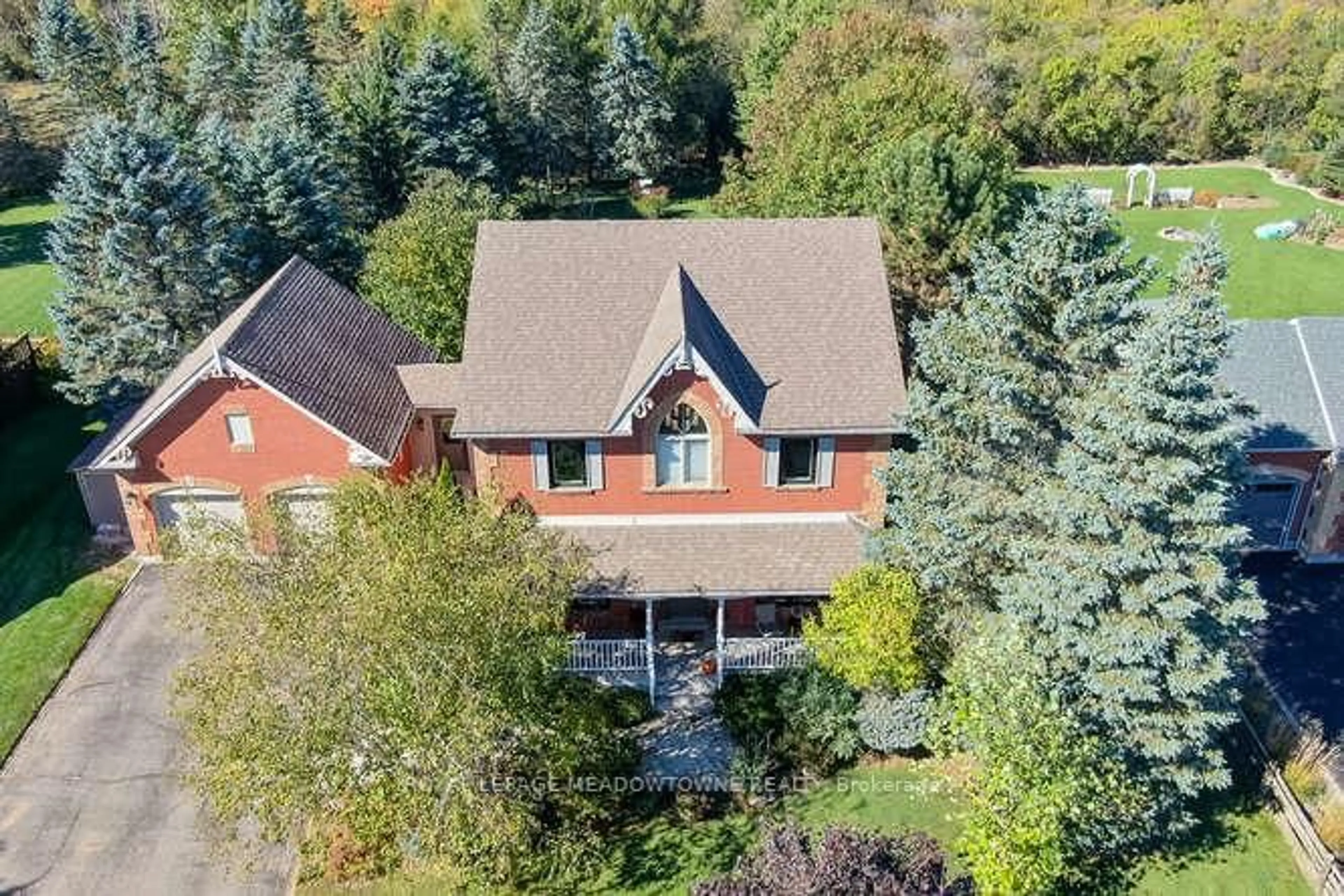 A pic from outside/outdoor area/front of a property/back of a property/a pic from drone, street for 18 Mccullogh Dr, Erin Ontario N0B 1T0