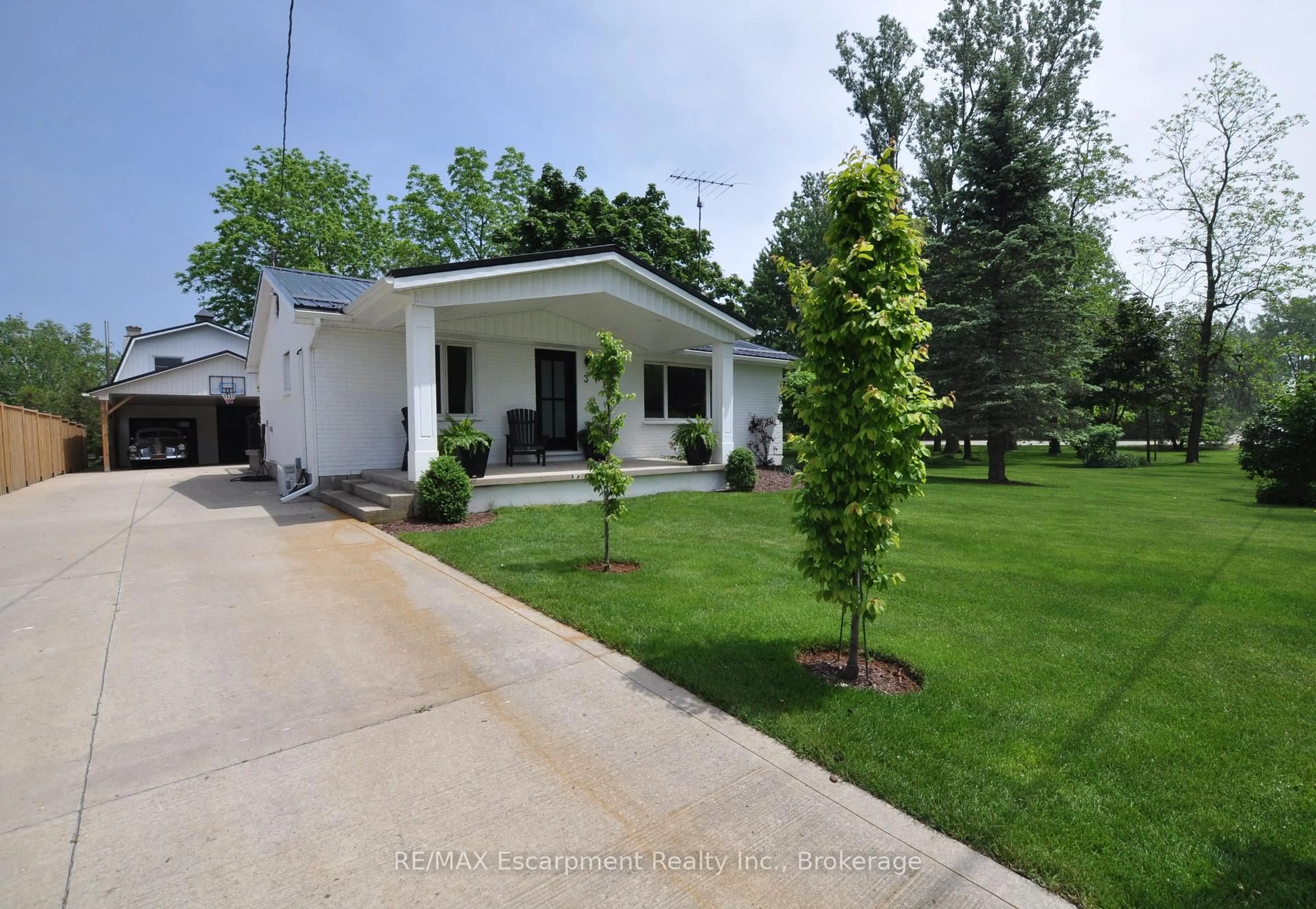 A pic from outside/outdoor area/front of a property/back of a property/a pic from drone, street for 3 Howey Ave, Norfolk Ontario N0E 1M0