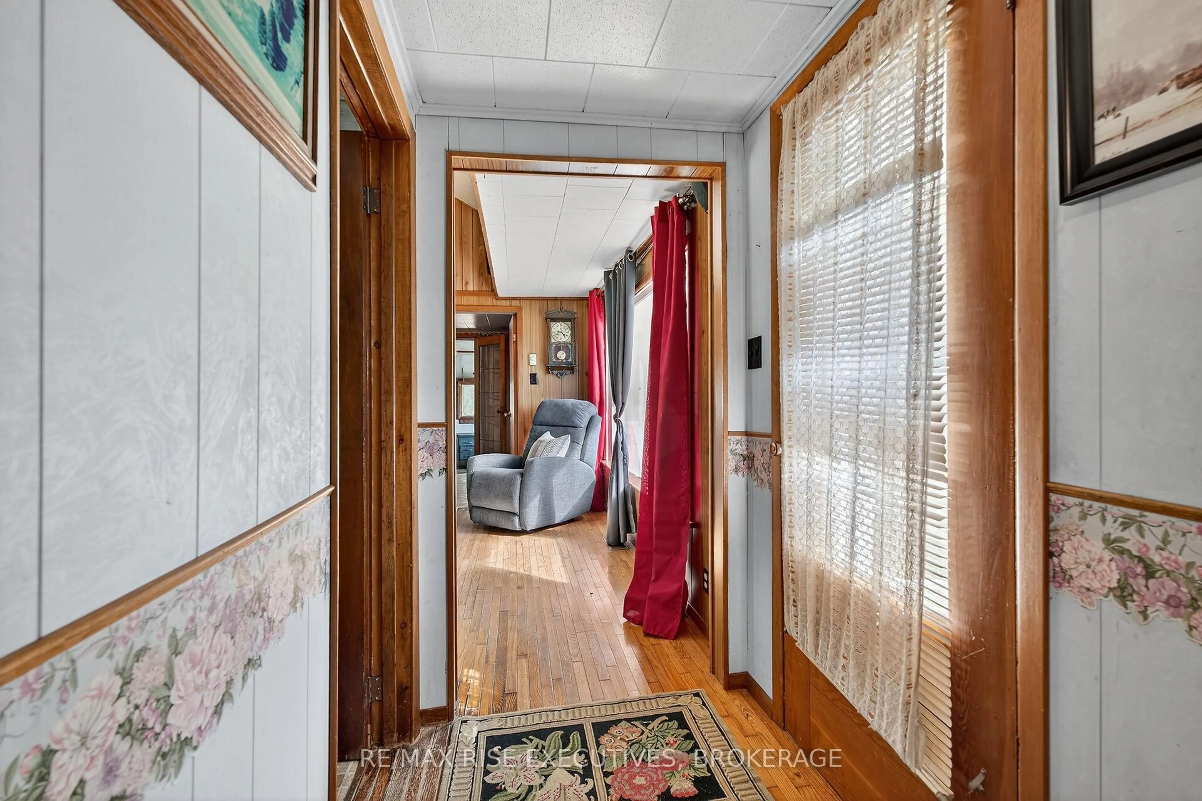 Indoor foyer for 3602 Burnt Hills Rd, Seeley's Bay Ontario K0H 2N0