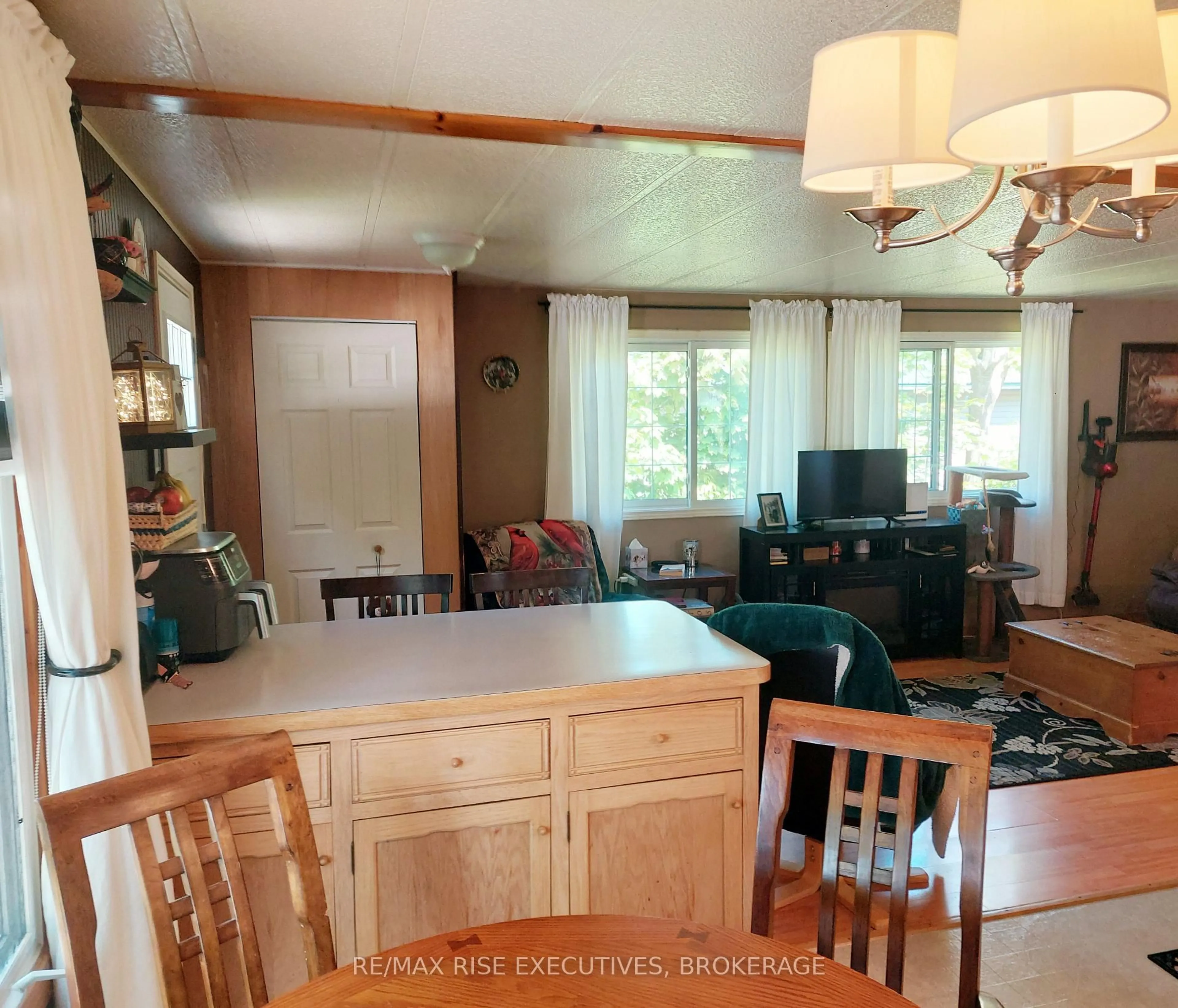 Unknown for 475 Henrietta St, Gananoque Ontario K7G 1X8