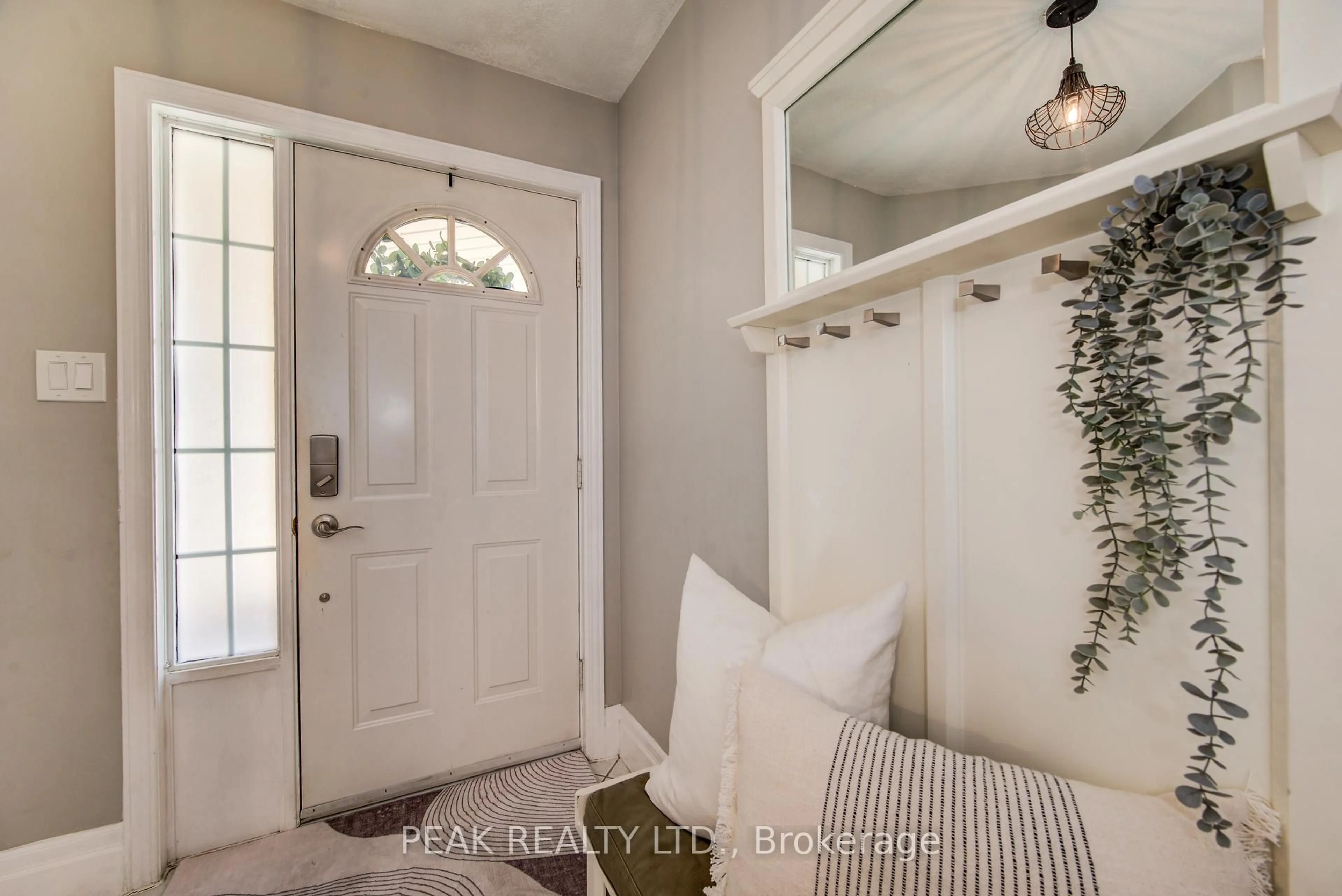 Indoor entryway for 413 Hidden Creek Dr, Kitchener Ontario N2N 3N2