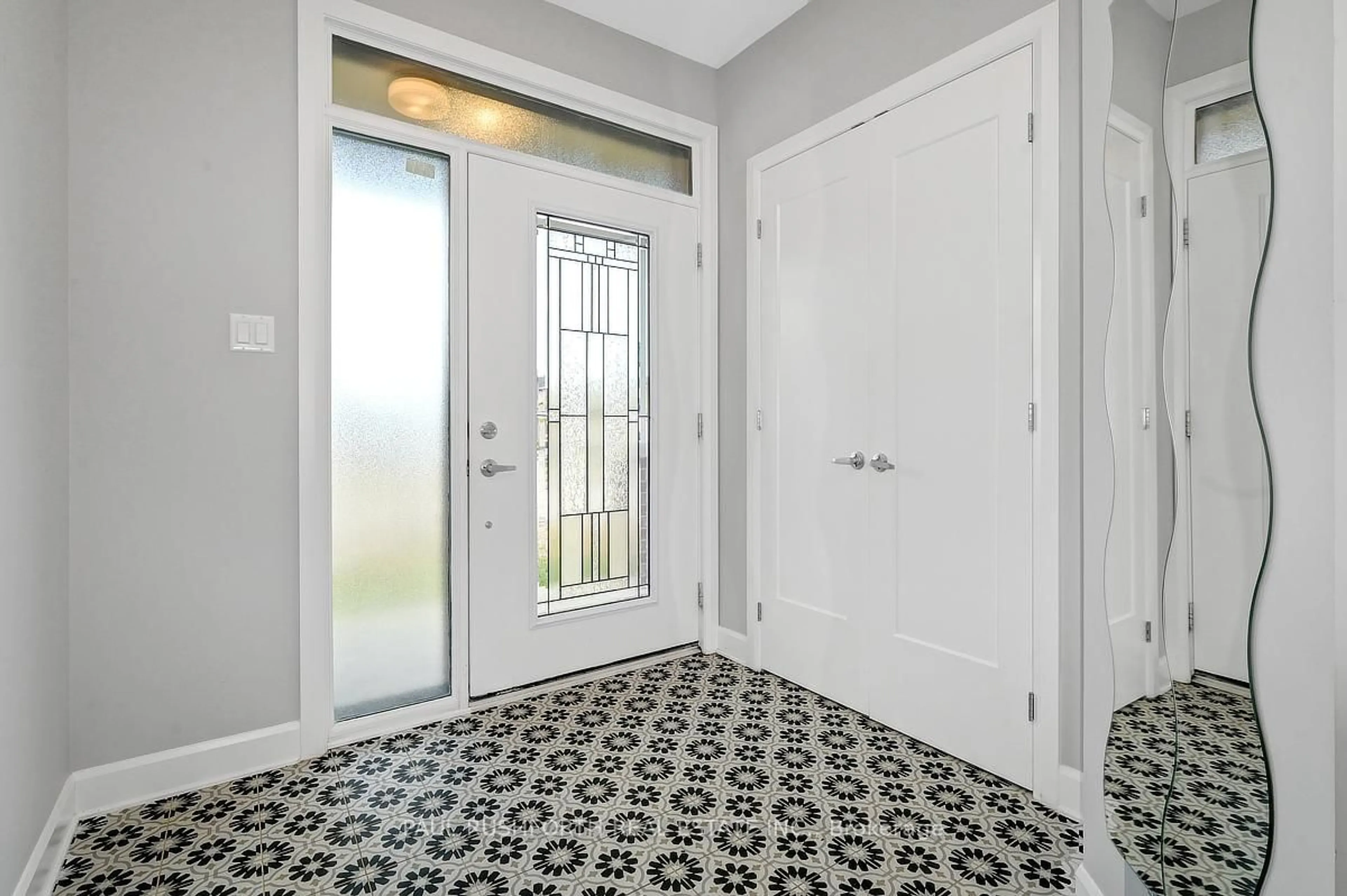 Indoor entryway for 896 Sendero Way, Stittsville Ontario K2S 2W8