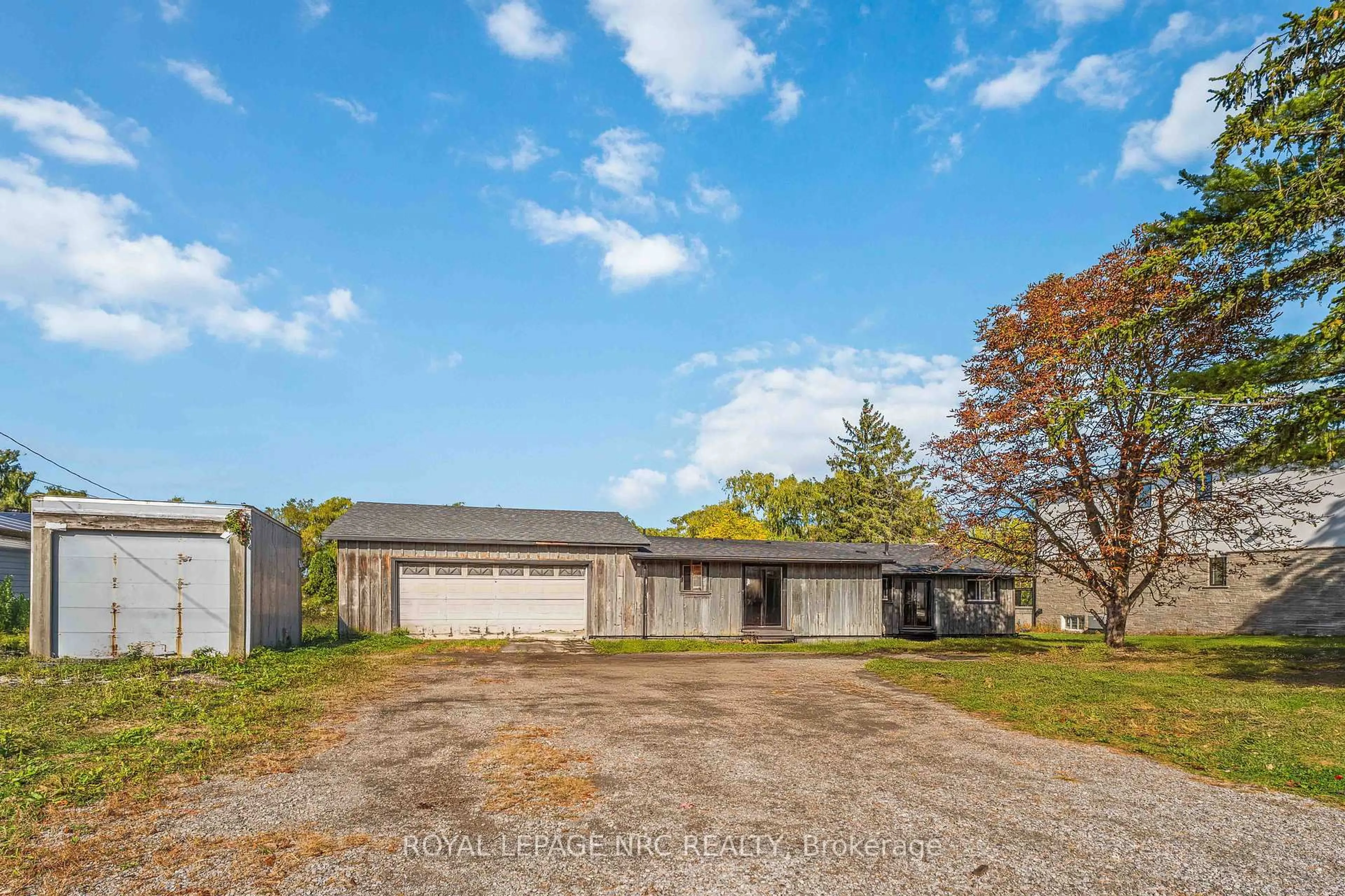 A pic from outside/outdoor area/front of a property/back of a property/a pic from drone, unknown for 4793 Lyons Pkwy, Niagara Falls Ontario L2G 0A4