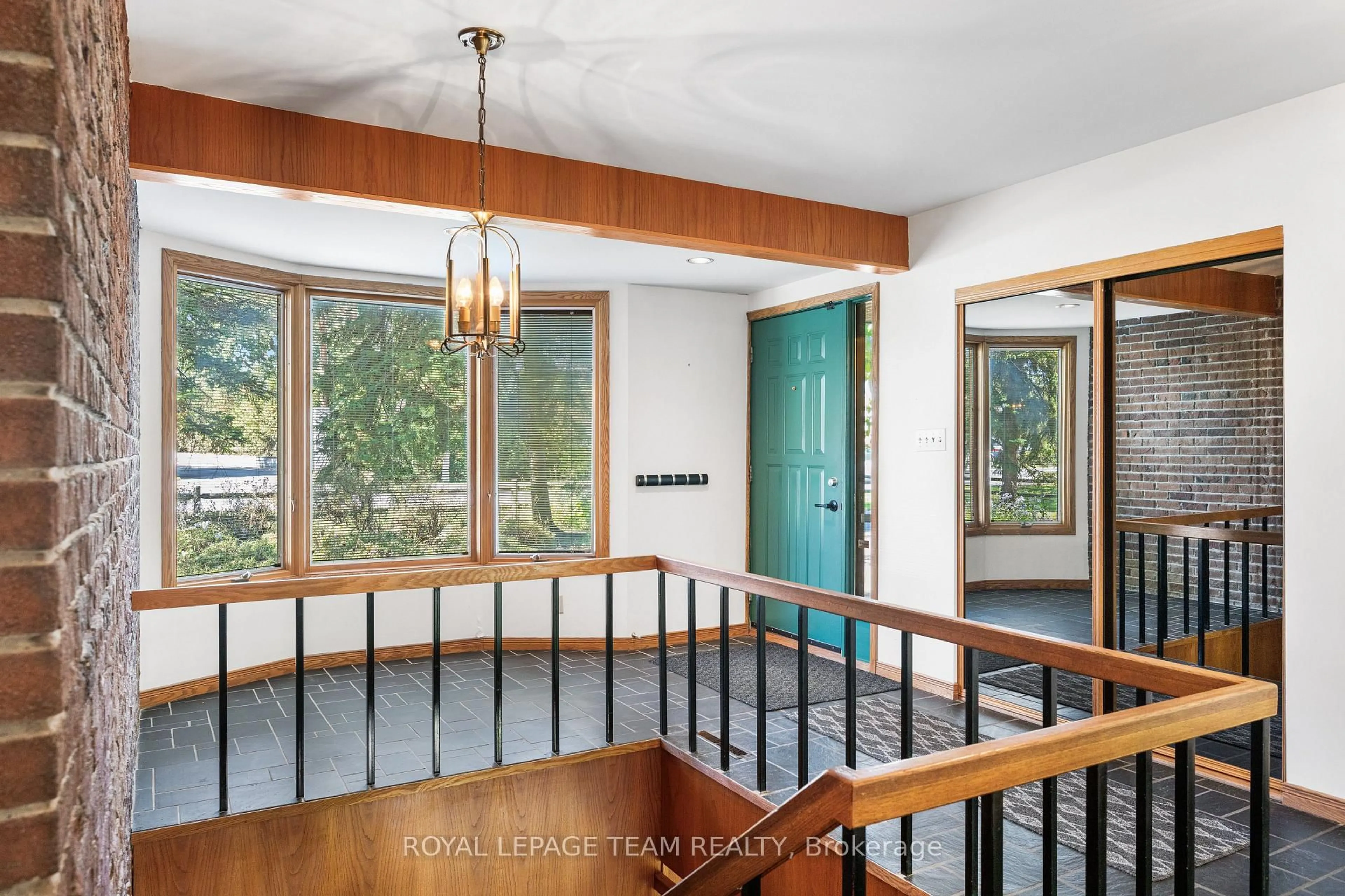 Indoor foyer for 1495 Prince Of Wales Dr, Ottawa Ontario K2C 1N8