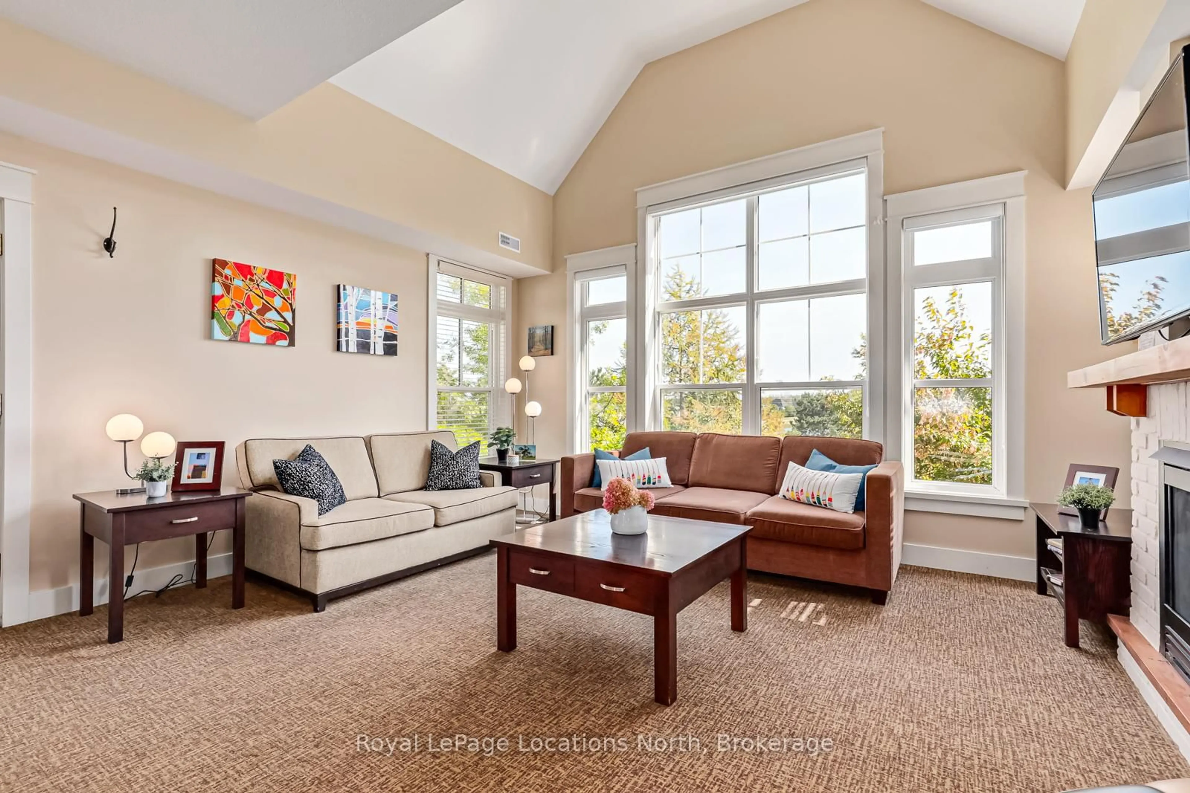 Living room with furniture, carpet floor for 125 FAIRWAY Crt #221, Blue Mountains Ontario L9Y 0P8