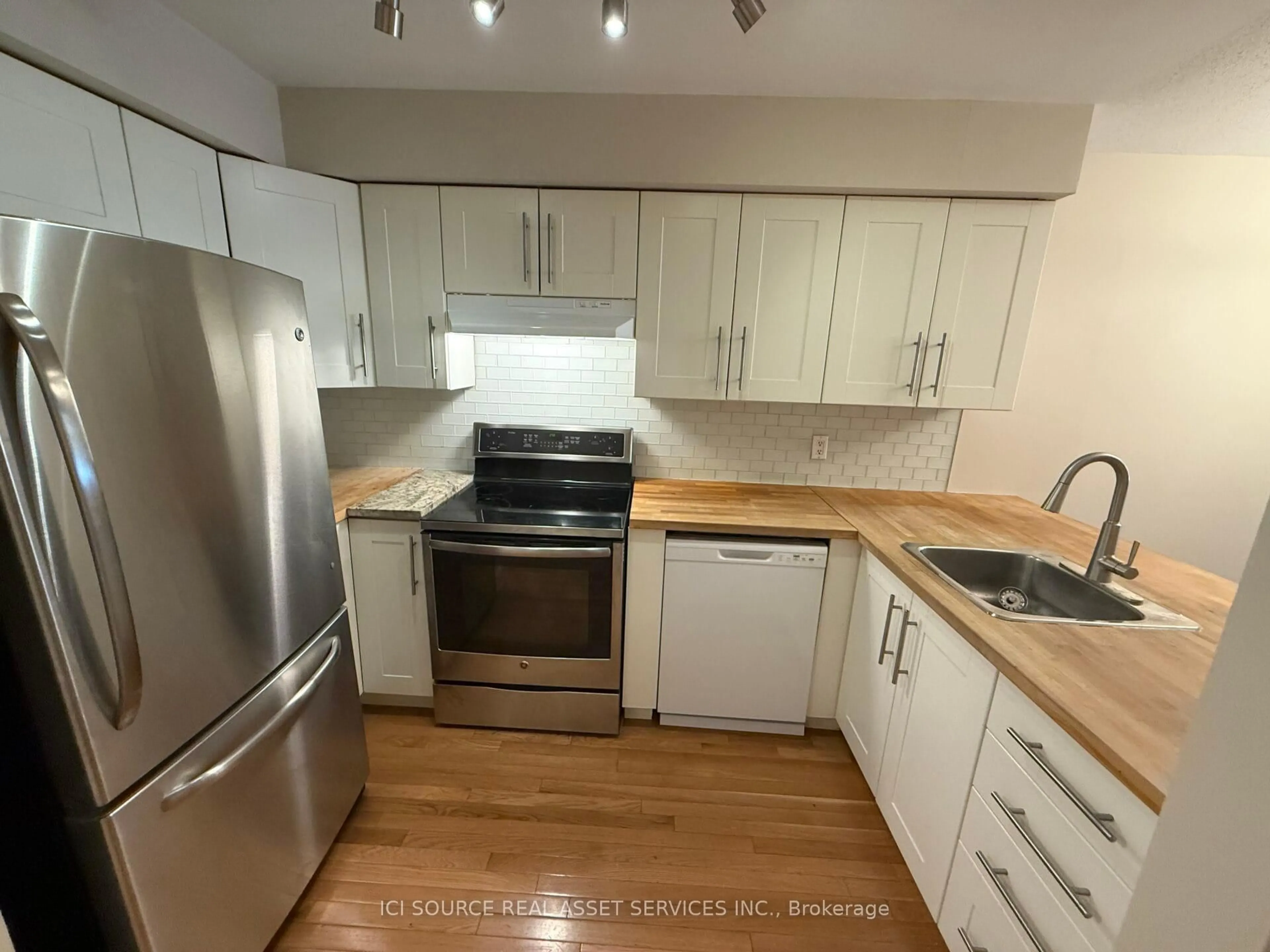Standard kitchen, wood/laminate floor for 8 Blue Moon Private, Ottawa Ontario K1K 4K6