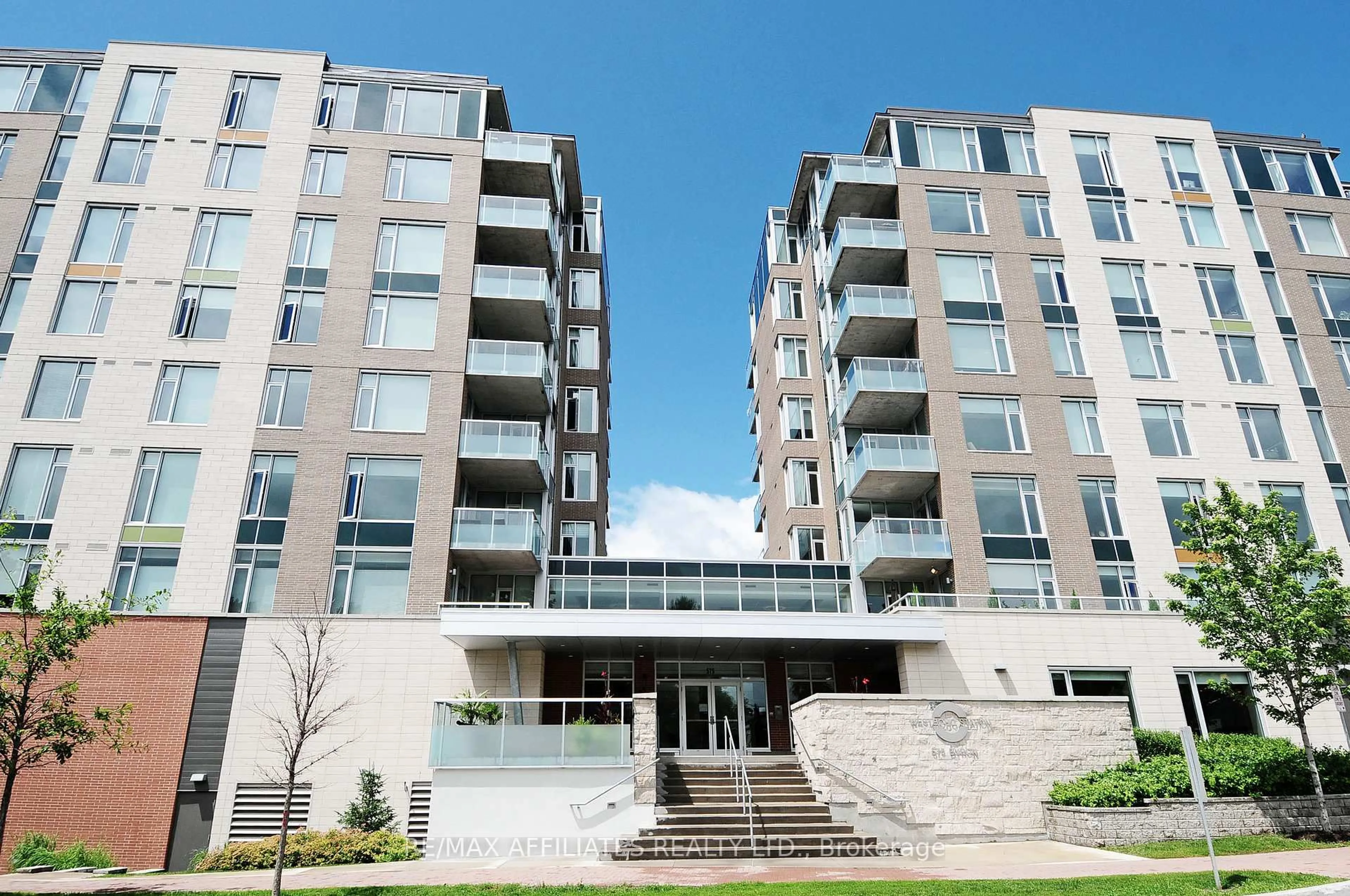 Indoor foyer for 575 Byron Ave #407, Ottawa Ontario K2A 1R7
