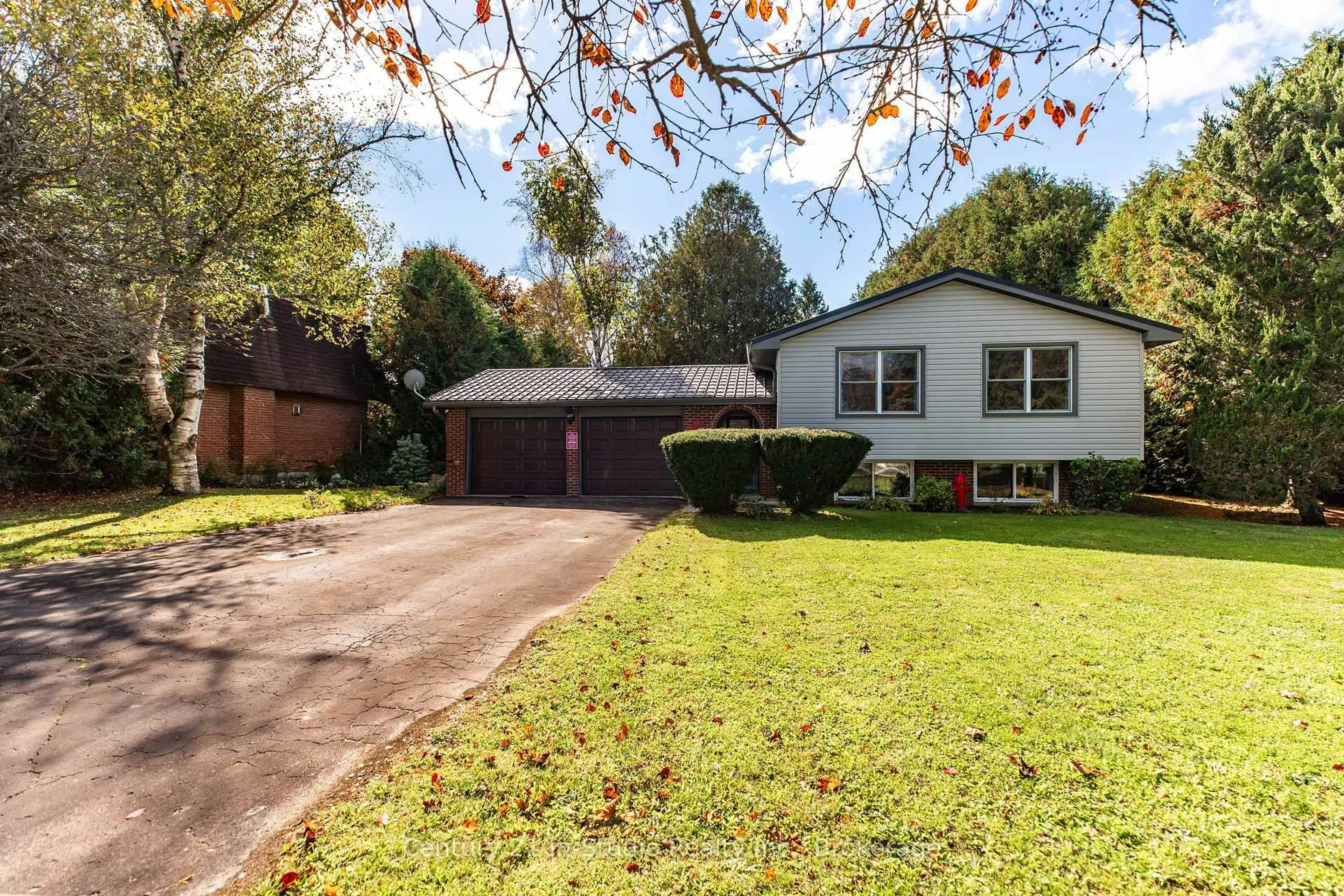 A pic from outside/outdoor area/front of a property/back of a property/a pic from drone, street for 104 Glenwood Pl, West Grey Ontario N0C 1H0