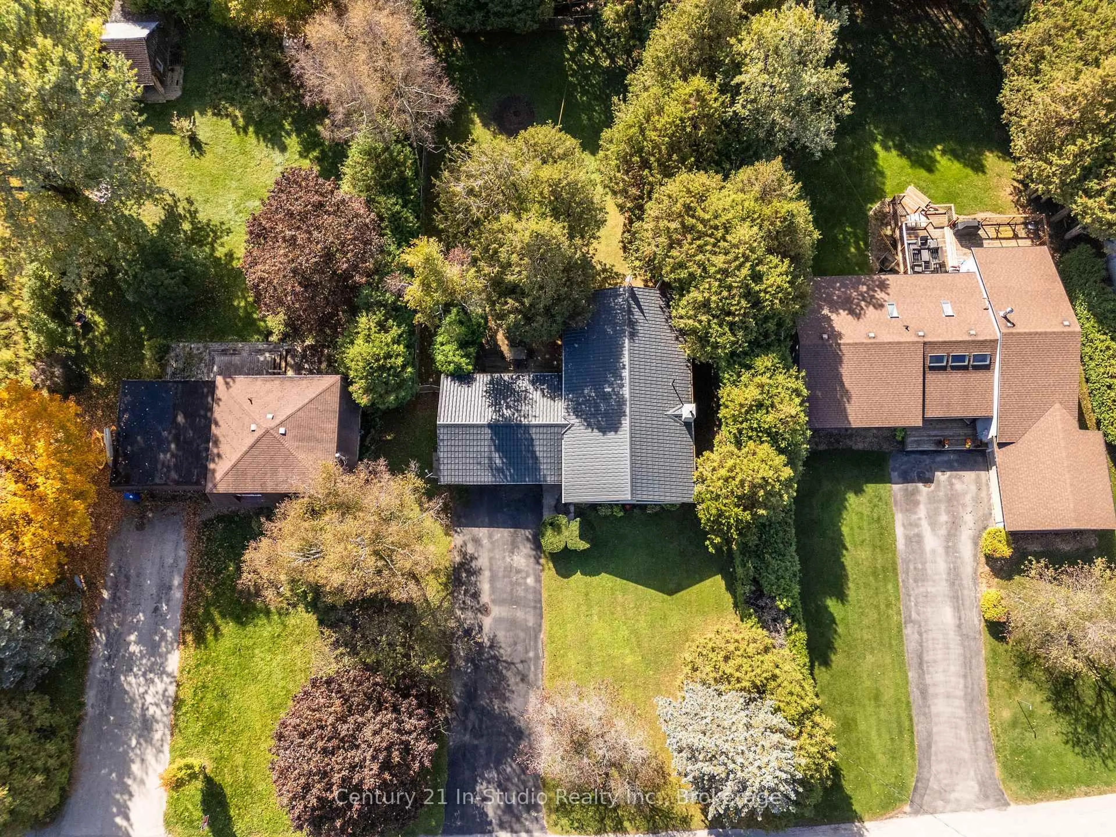 A pic from outside/outdoor area/front of a property/back of a property/a pic from drone, street for 104 Glenwood Pl, West Grey Ontario N0C 1H0