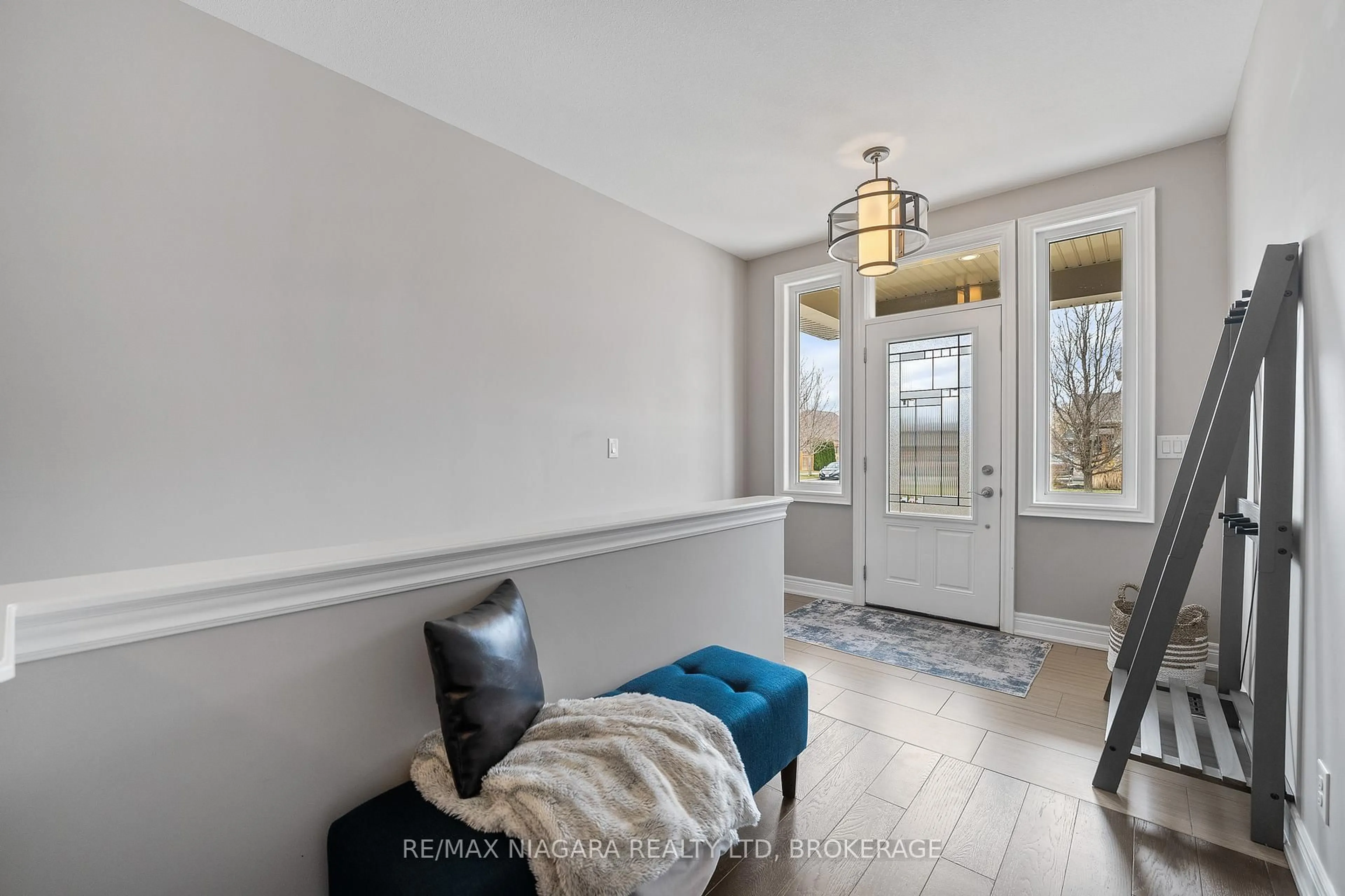 Indoor entryway for 86 PARKSIDE Dr, St. Catharines Ontario L2M 1M4