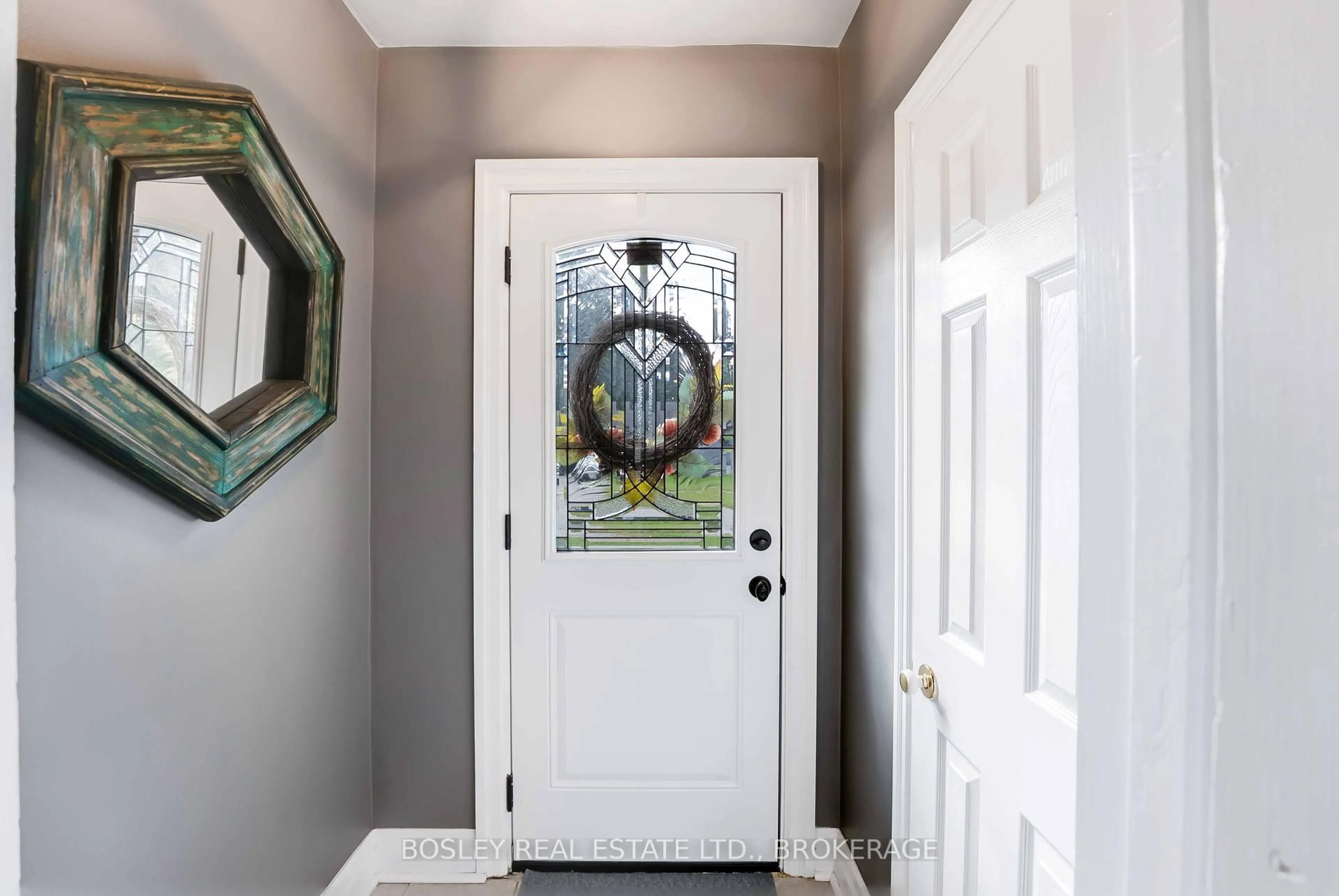 Indoor entryway for 6373 Corwin Cres, Niagara Falls Ontario L2G 2L9