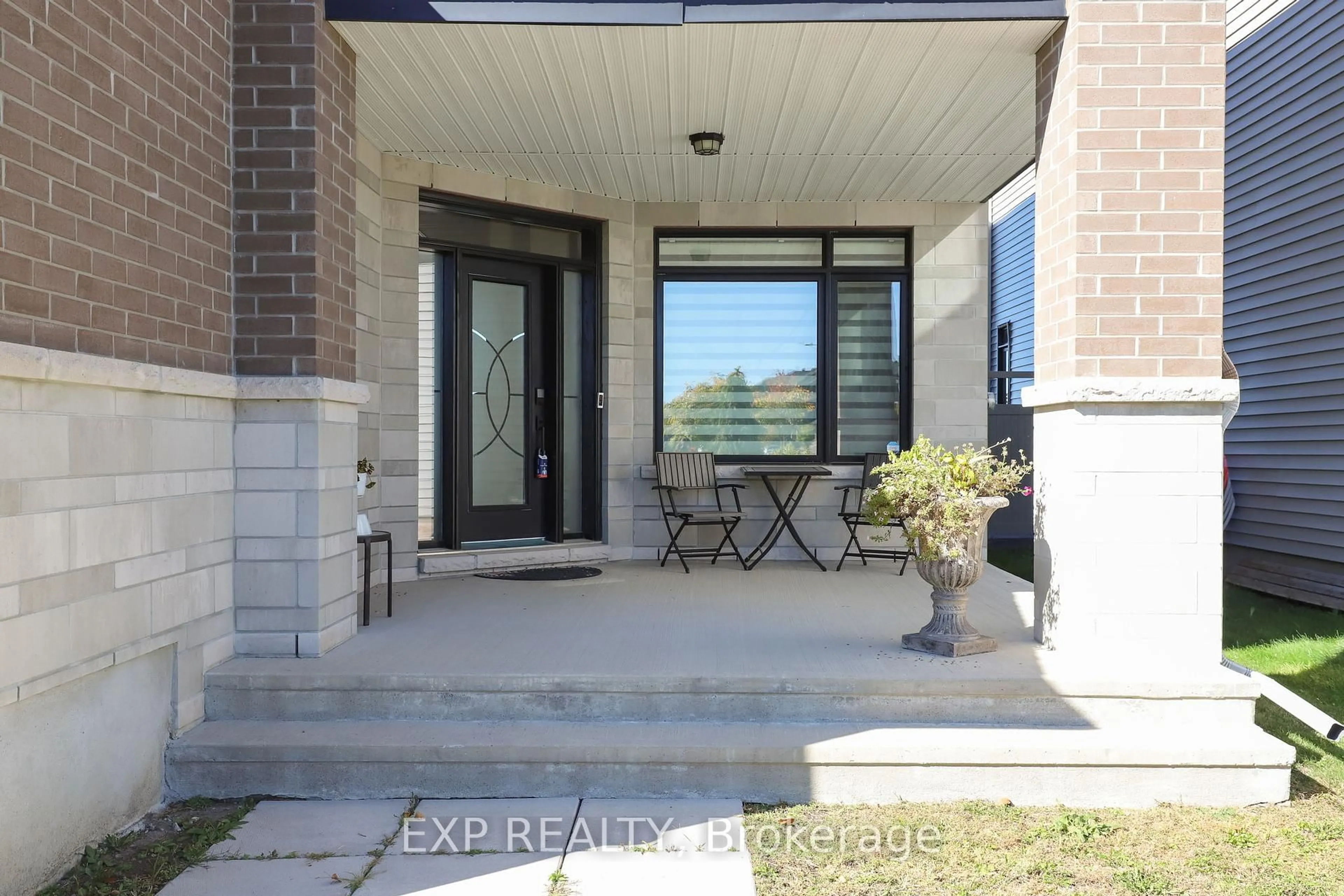 Indoor entryway for 143 Cambie Rd, Ottawa Ontario K1X 0A6