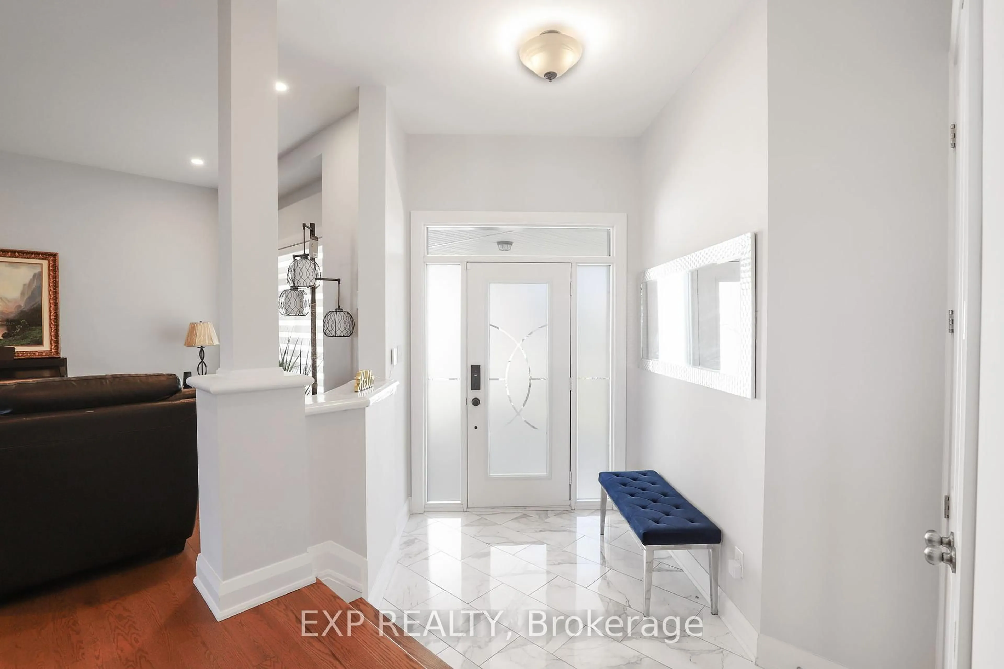 Indoor entryway for 143 Cambie Rd, Ottawa Ontario K1X 0A6