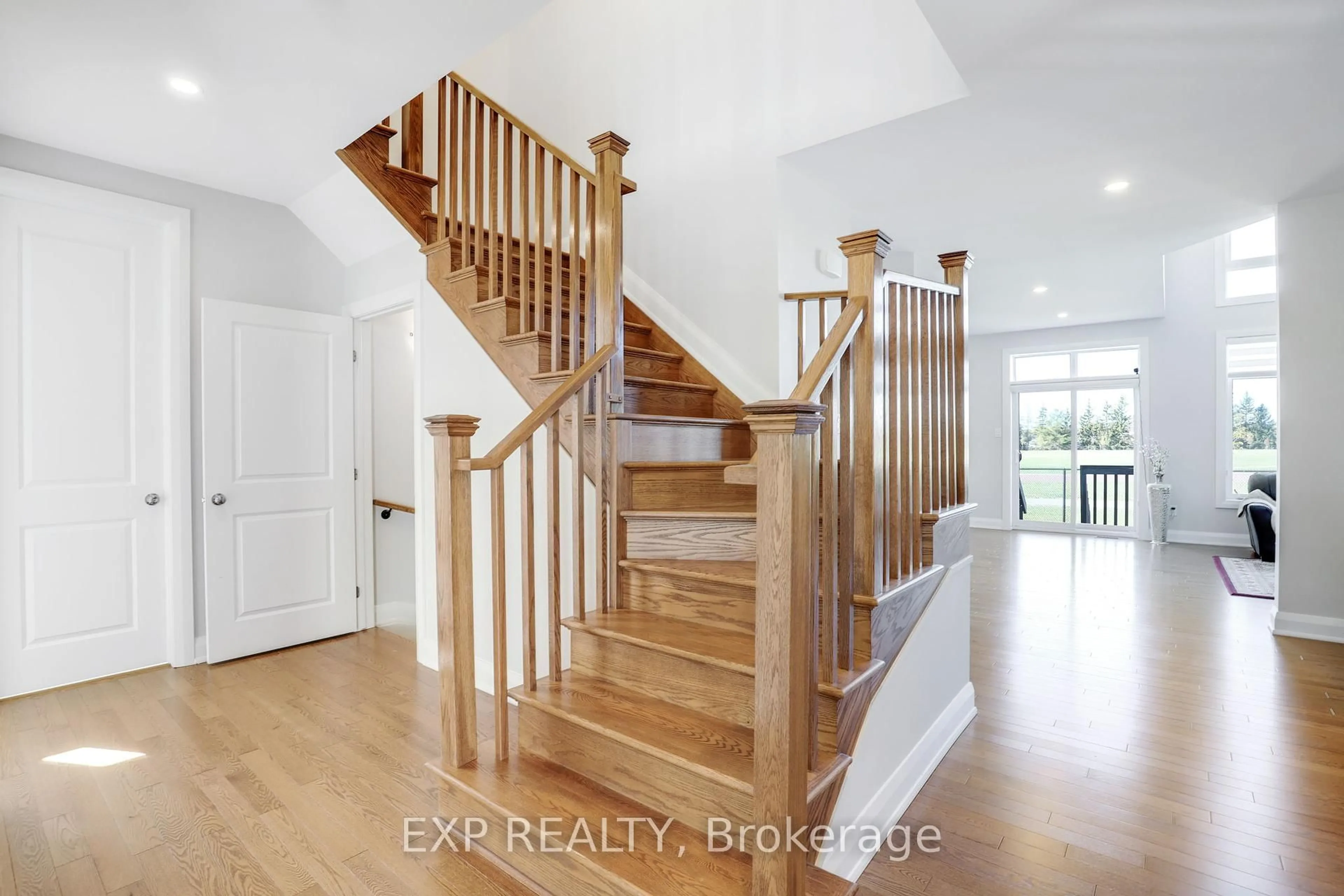 Indoor entryway for 143 Cambie Rd, Ottawa Ontario K1X 0A6