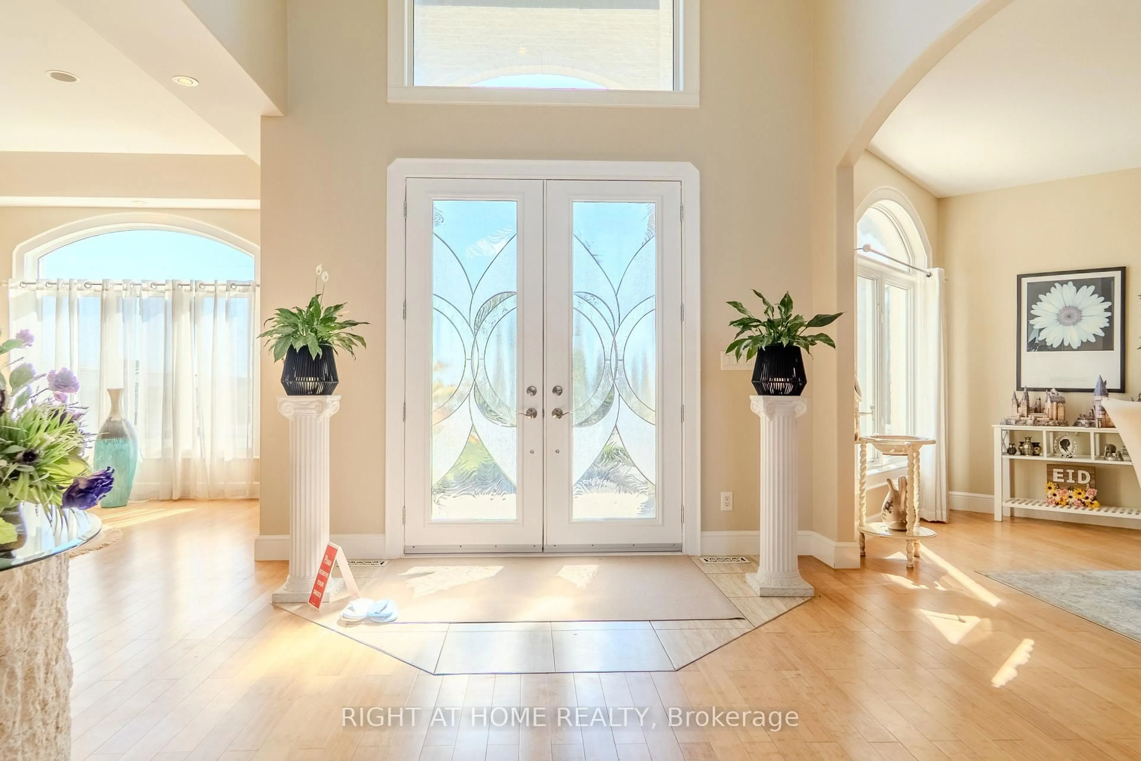 Indoor entryway for 843 County Rd 2, Lakeshore Ontario N0R 1A0