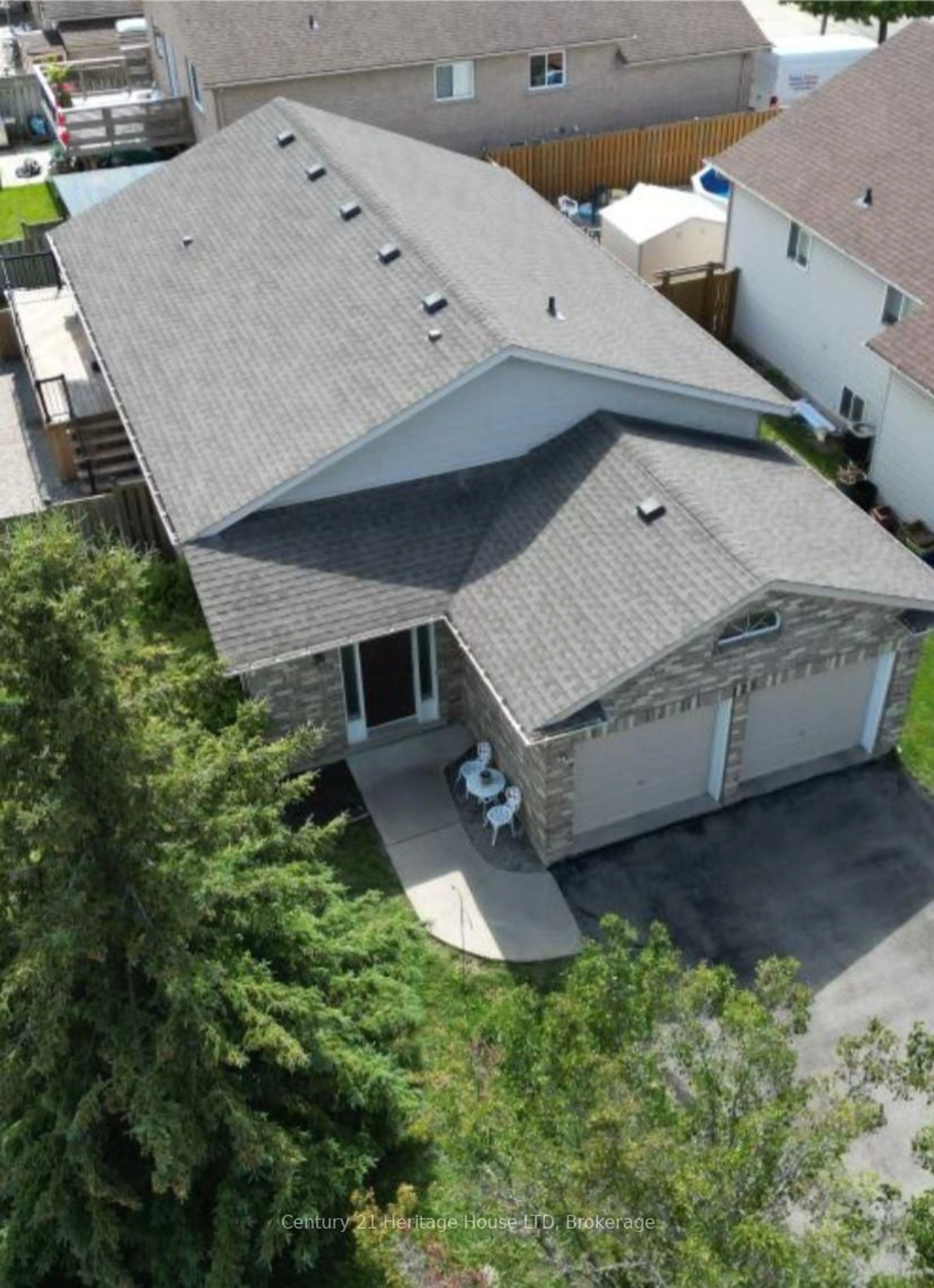 A pic from outside/outdoor area/front of a property/back of a property/a pic from drone, street for 125 Gretel Pl, Welland Ontario L3C 7H5