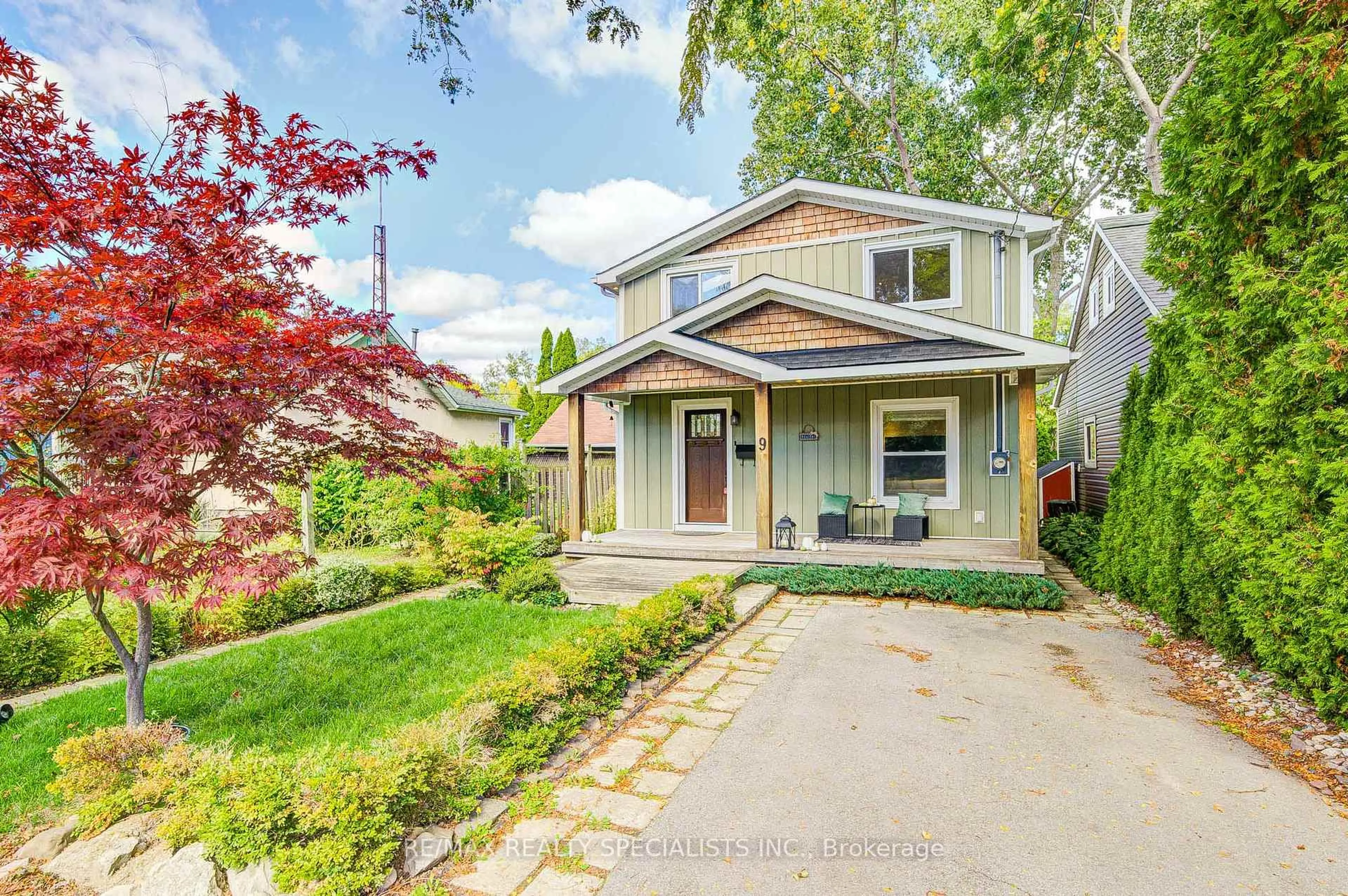 Home with vinyl exterior material, street for 9 Grandview Dr, St. Catharines Ontario L2M 1A7