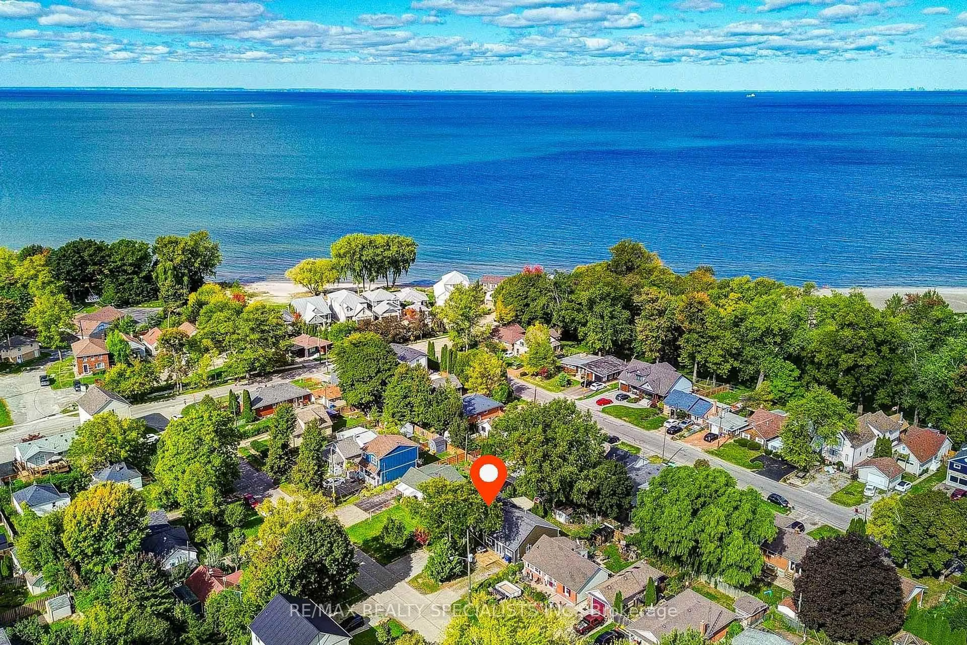 A pic from outside/outdoor area/front of a property/back of a property/a pic from drone, water/lake/river/ocean view for 9 Grandview Dr, St. Catharines Ontario L2M 1A7