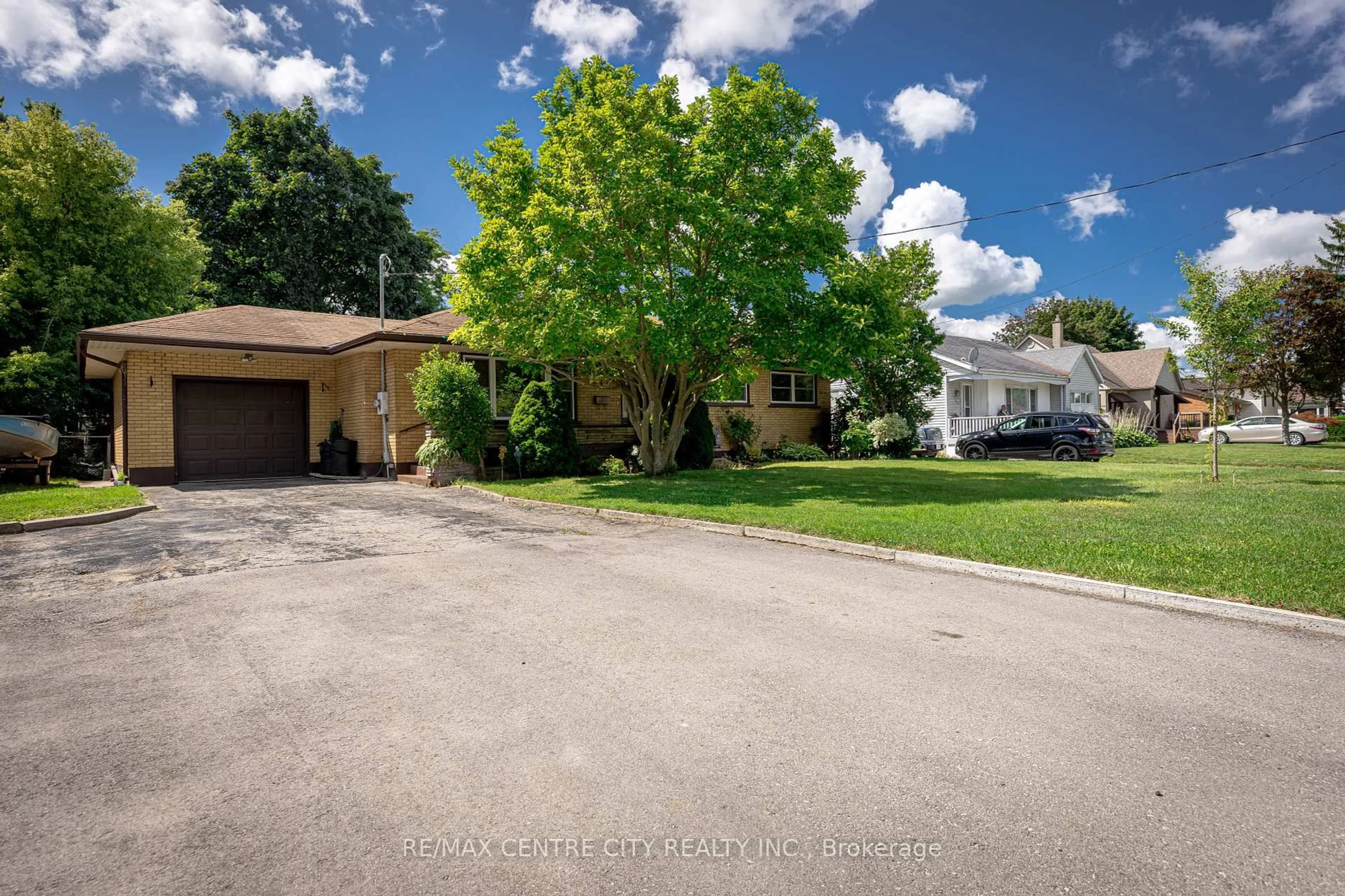 A pic from outside/outdoor area/front of a property/back of a property/a pic from drone, street for 241 Forest Ave, St. Thomas Ontario N5R 2K5