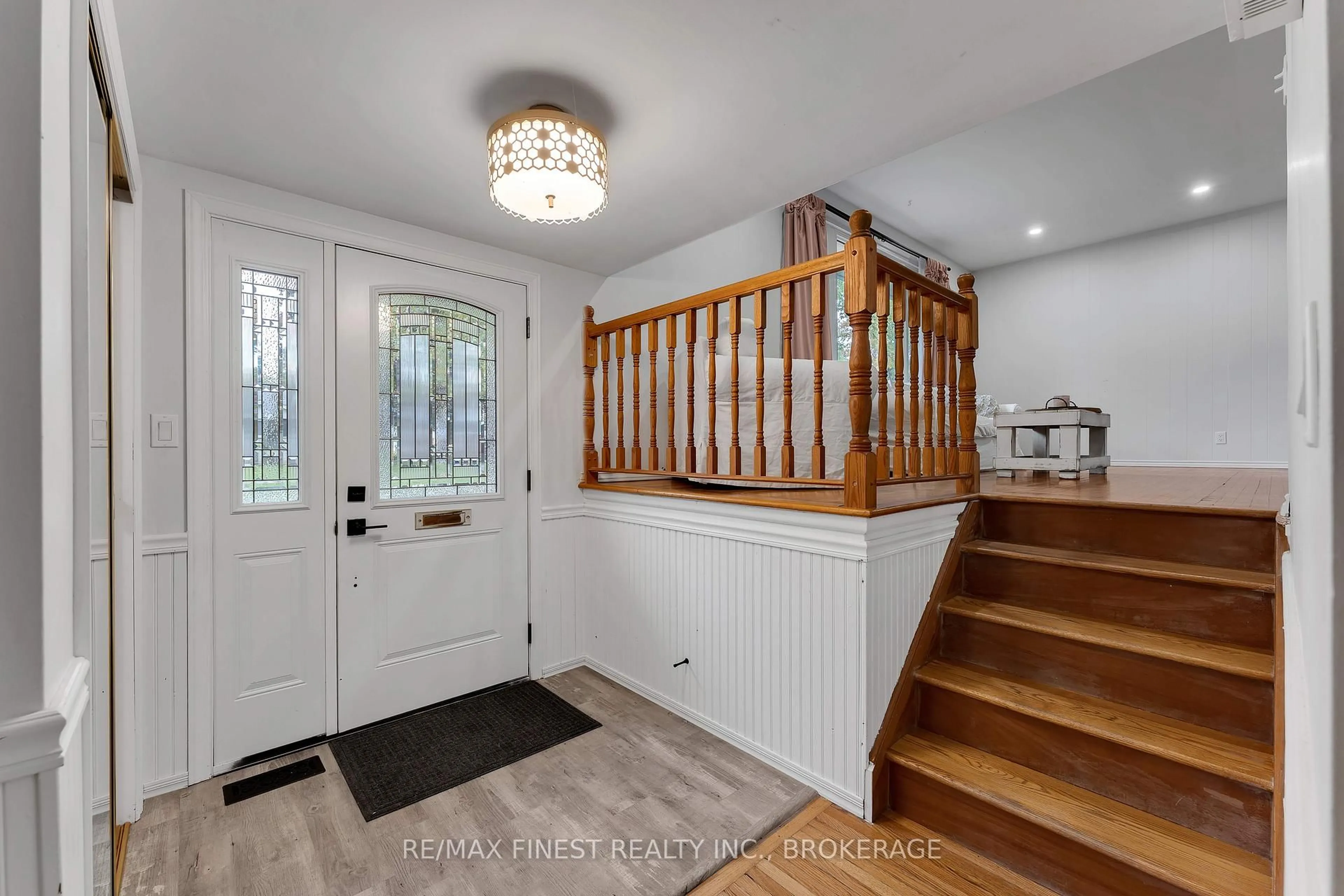 Indoor entryway for 165 Second Ave, Greater Napanee Ontario K7R 2J1
