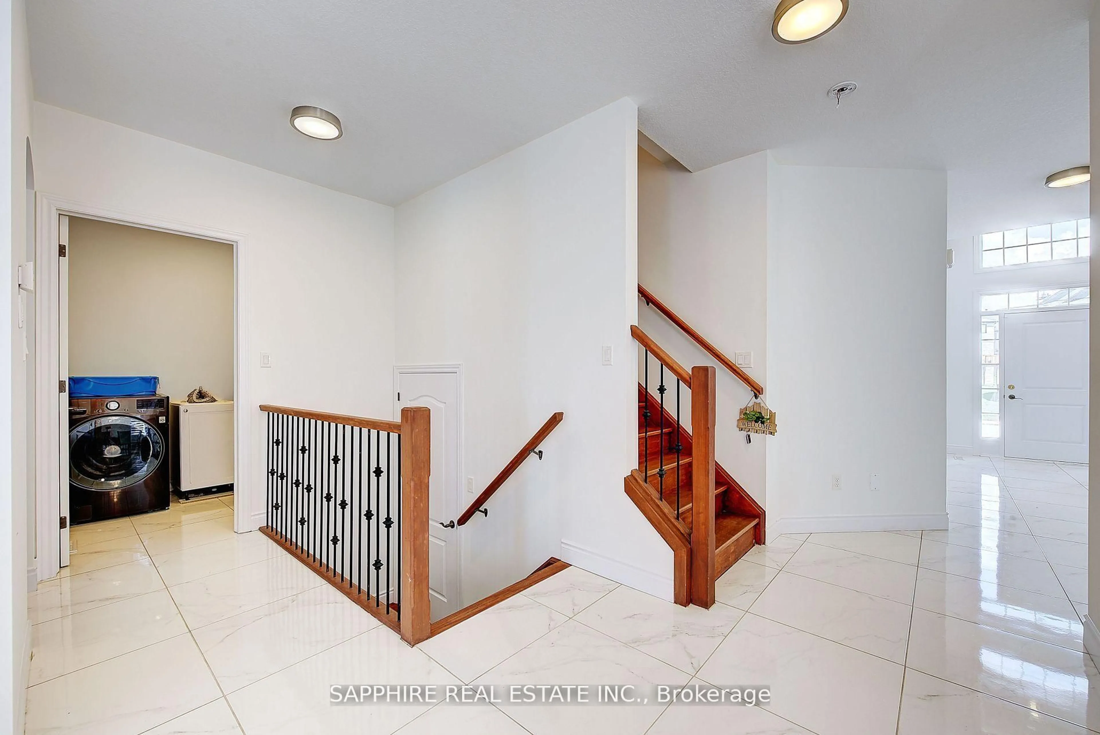Indoor foyer for 1763 Owen Lane, London North Ontario N6G 0W2