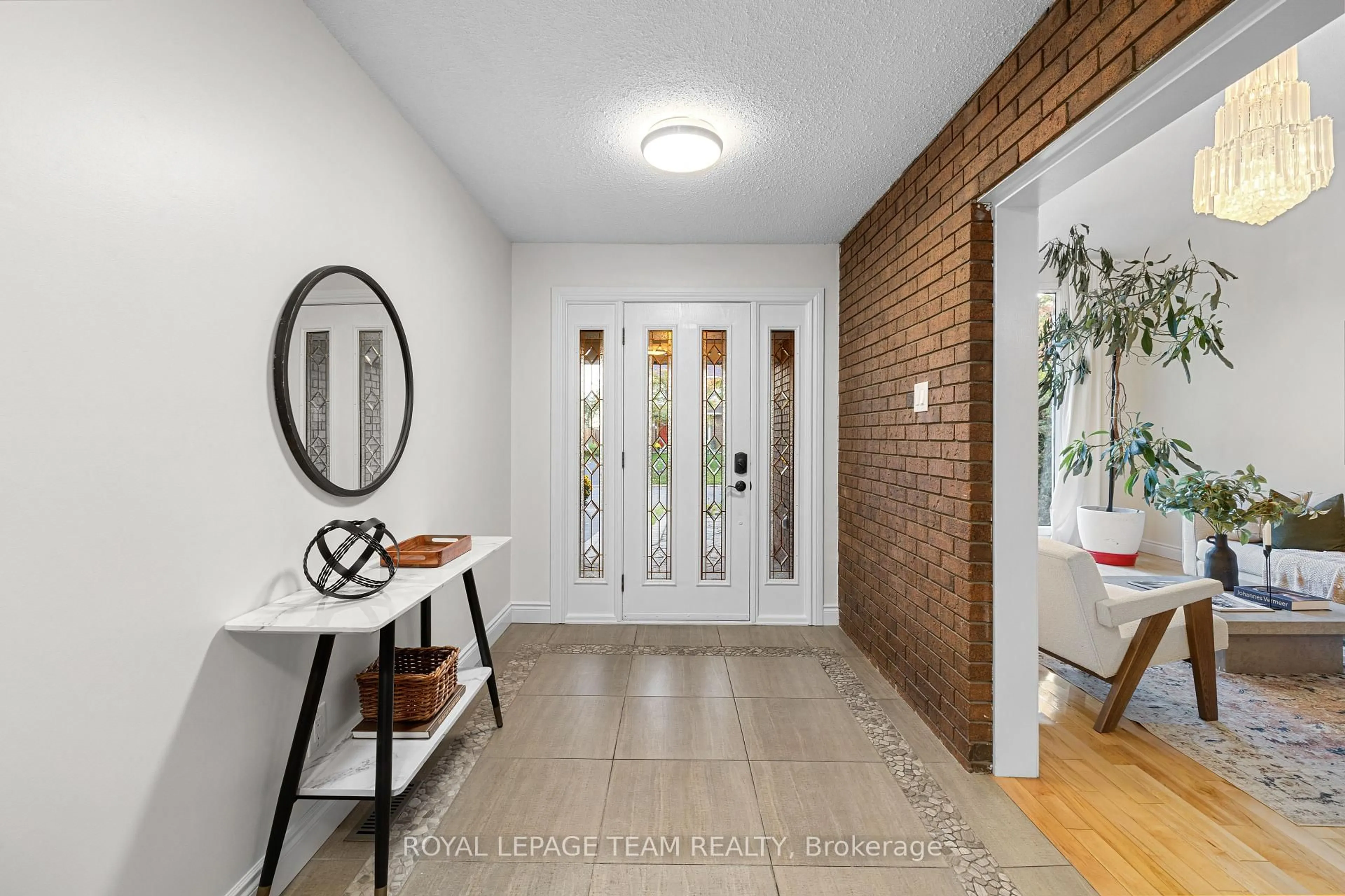Indoor entryway for 4397 Whittaker Cres, Ottawa Ontario K1B 4P1