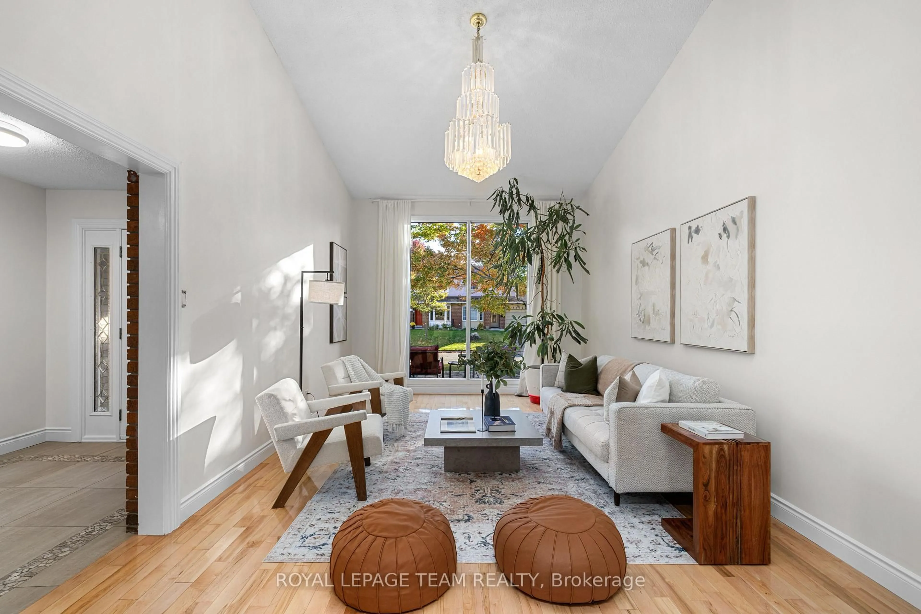 Living room with furniture, unknown for 4397 Whittaker Cres, Ottawa Ontario K1B 4P1