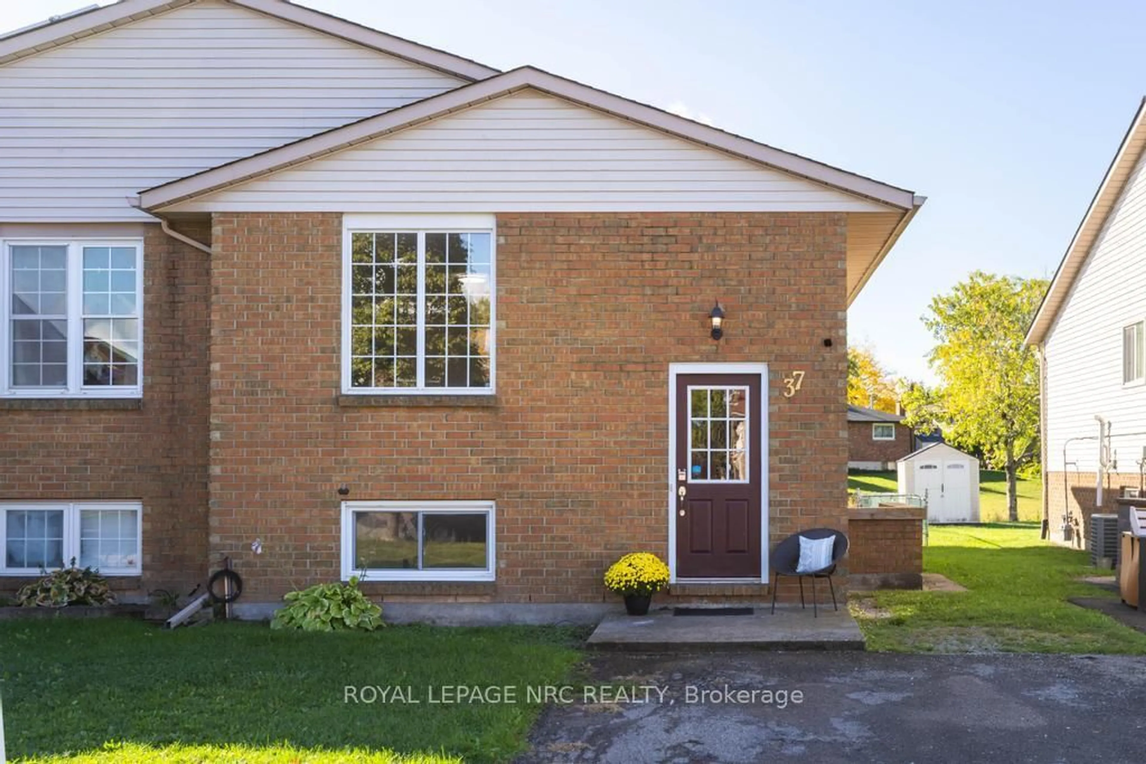 Home with brick exterior material, street for 37 Woodland Dr, Welland Ontario L3C 7C9