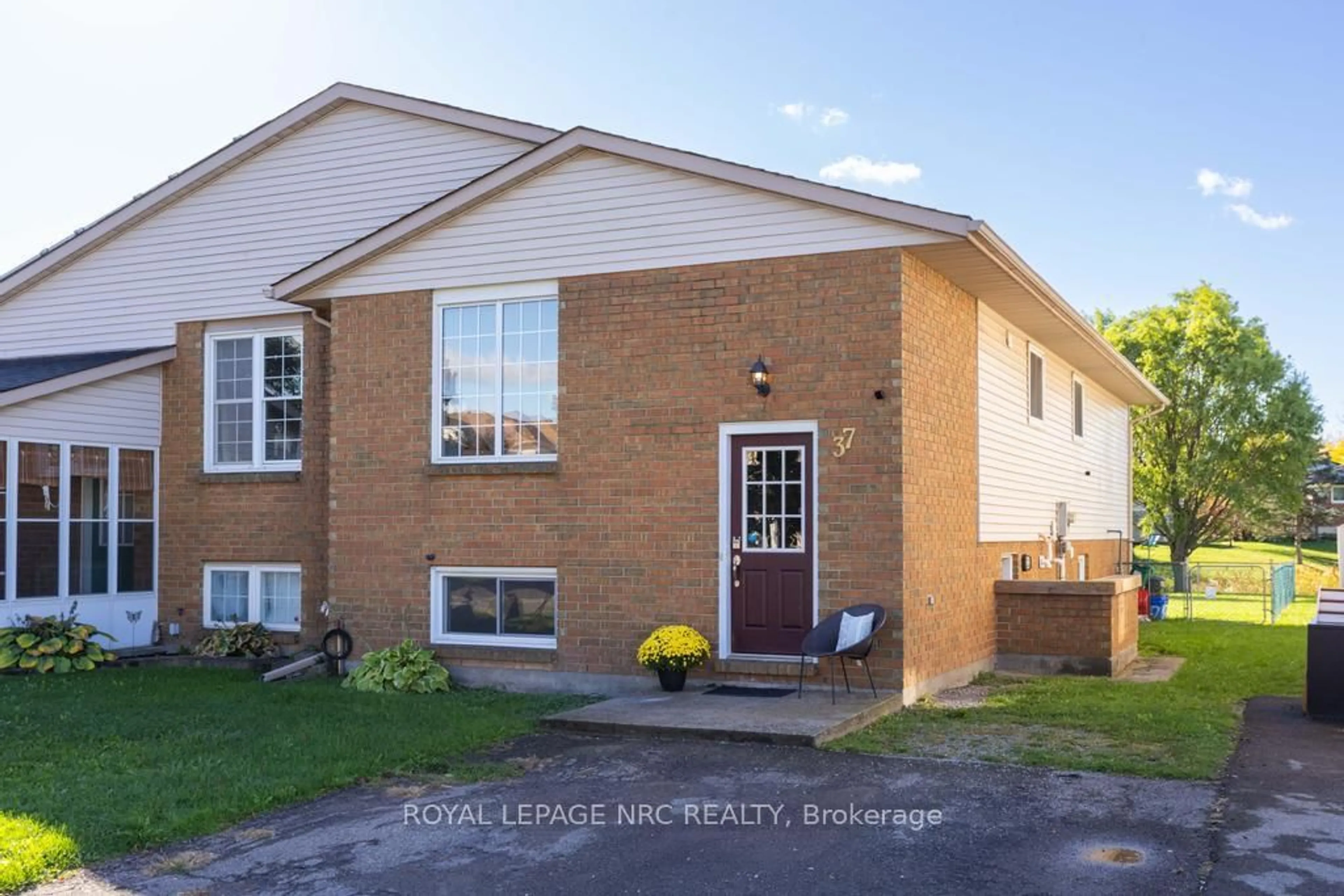 Home with brick exterior material, street for 37 Woodland Dr, Welland Ontario L3C 7C9