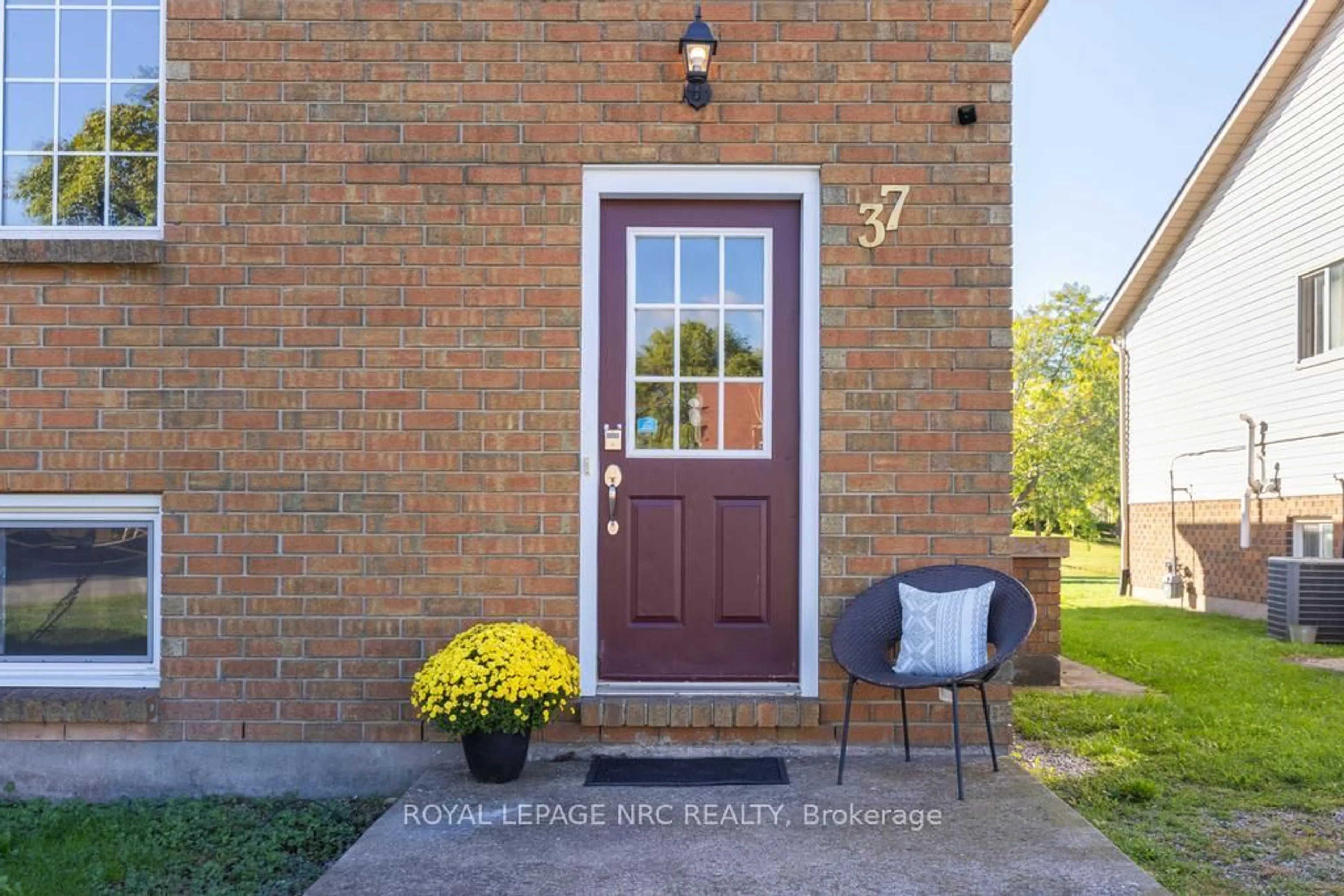 Home with brick exterior material, street for 37 Woodland Dr, Welland Ontario L3C 7C9