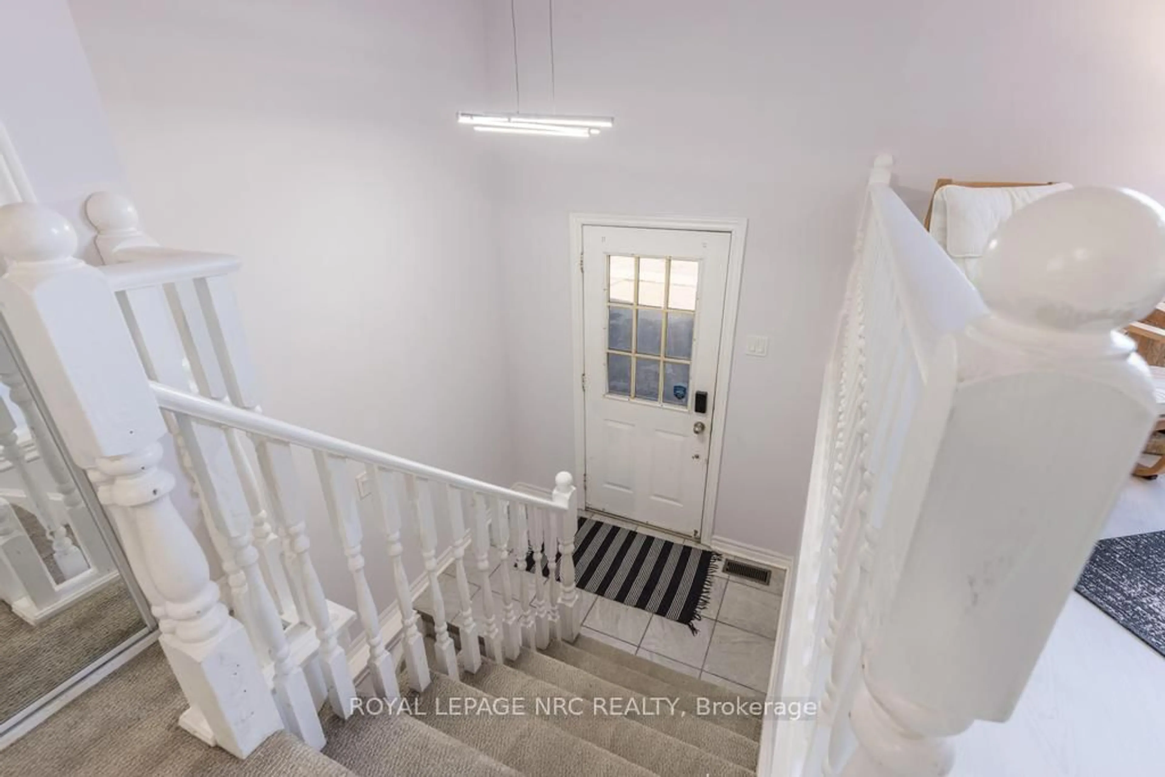 Indoor entryway for 37 Woodland Dr, Welland Ontario L3C 7C9