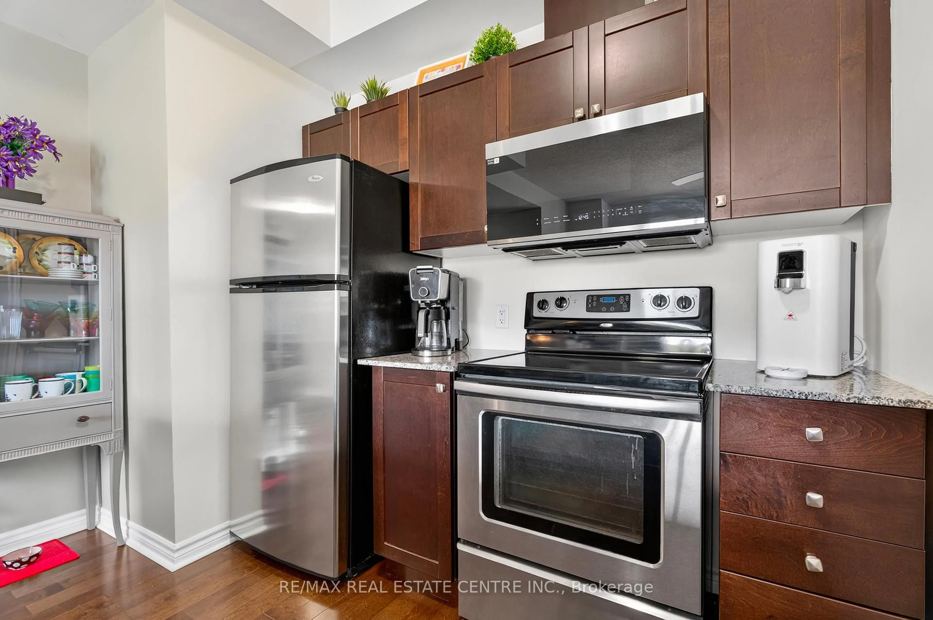 Standard kitchen, unknown for 170 Water St #601, Cambridge Ontario N1R 3B6