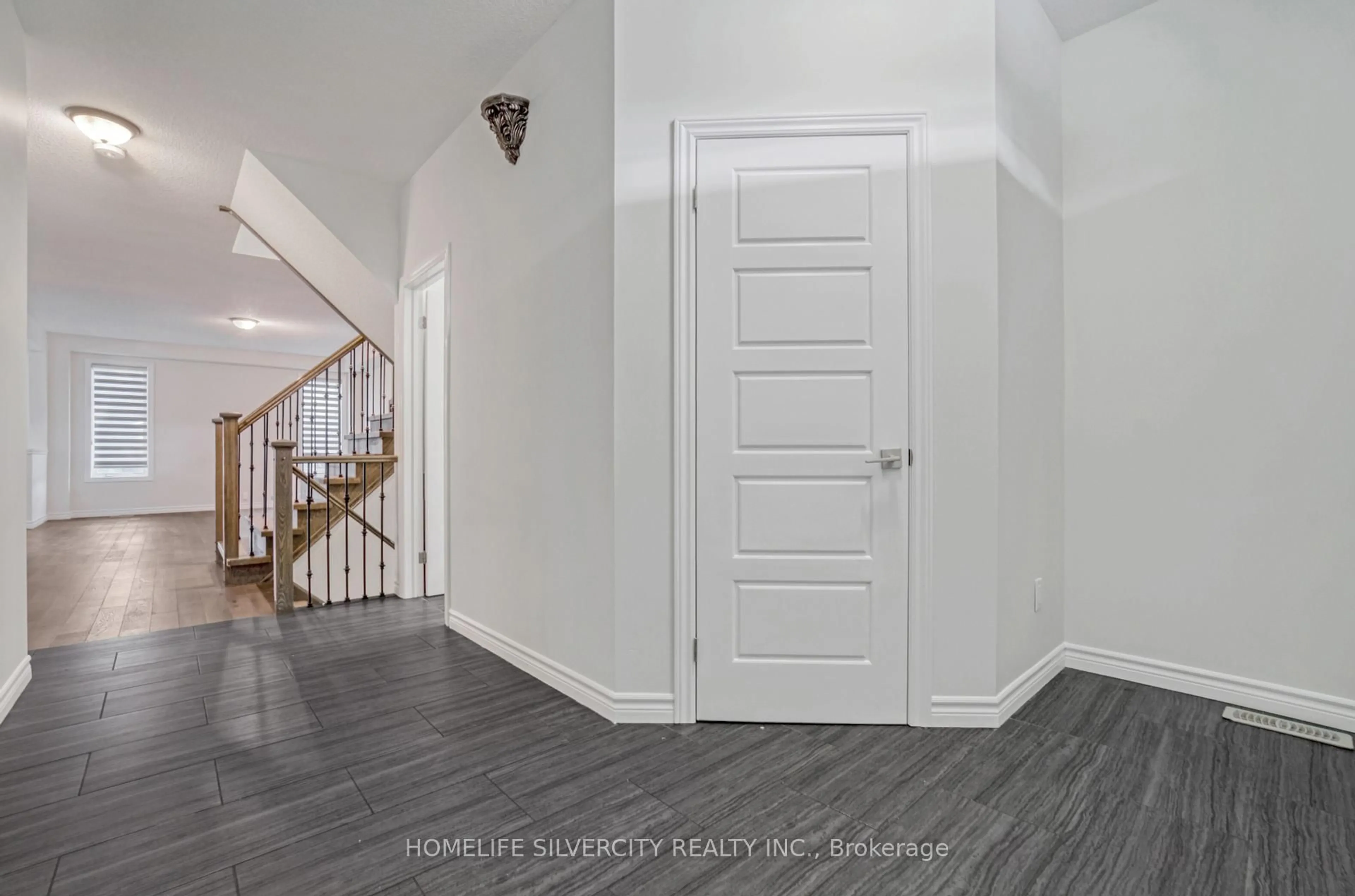 Indoor entryway for 13 Hartfield St, Ingersoll Ontario N5C 0C5
