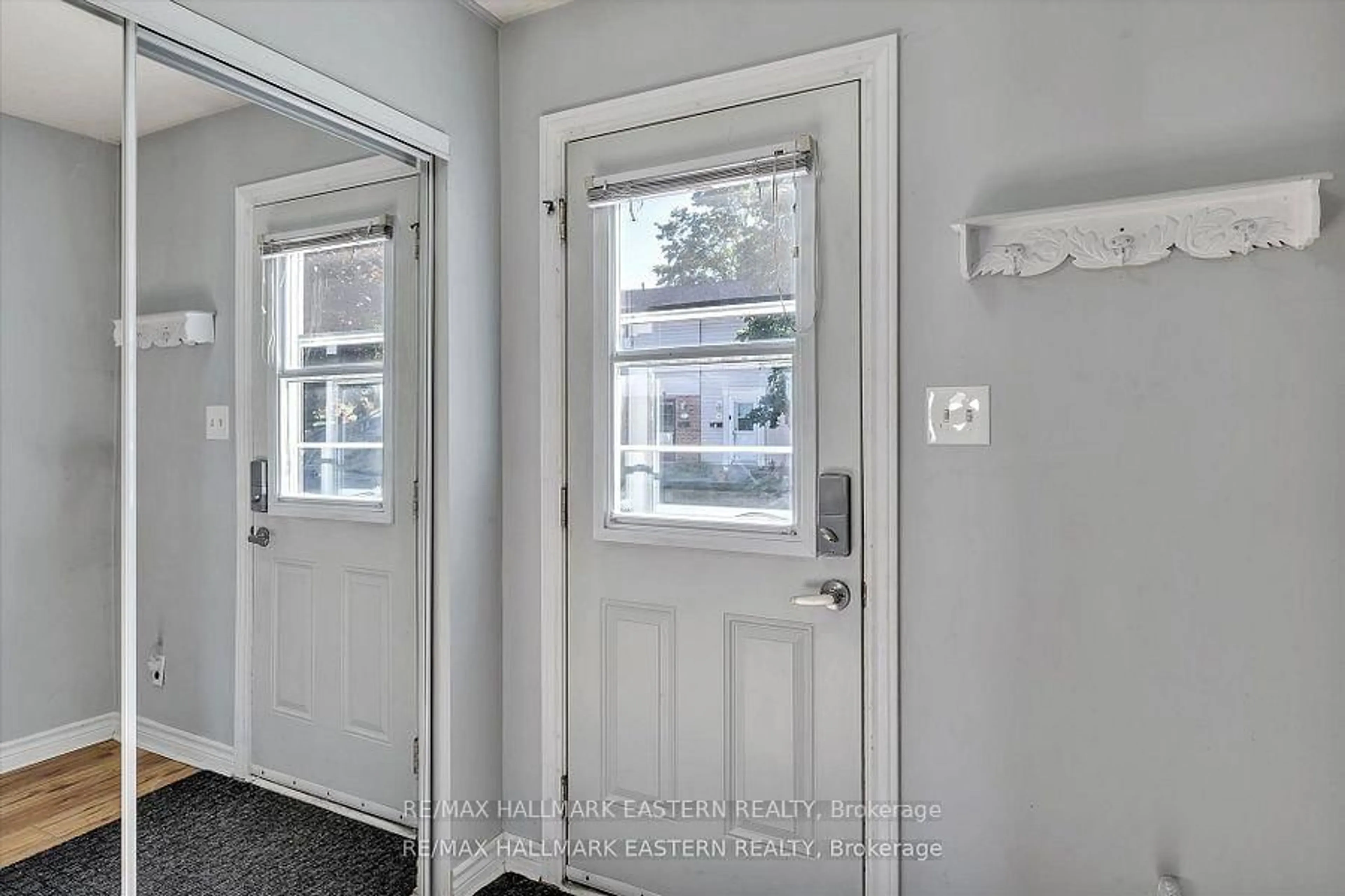 Indoor entryway for 996 Sydenham Rd ##67, Peterborough Ontario K9J 7V7