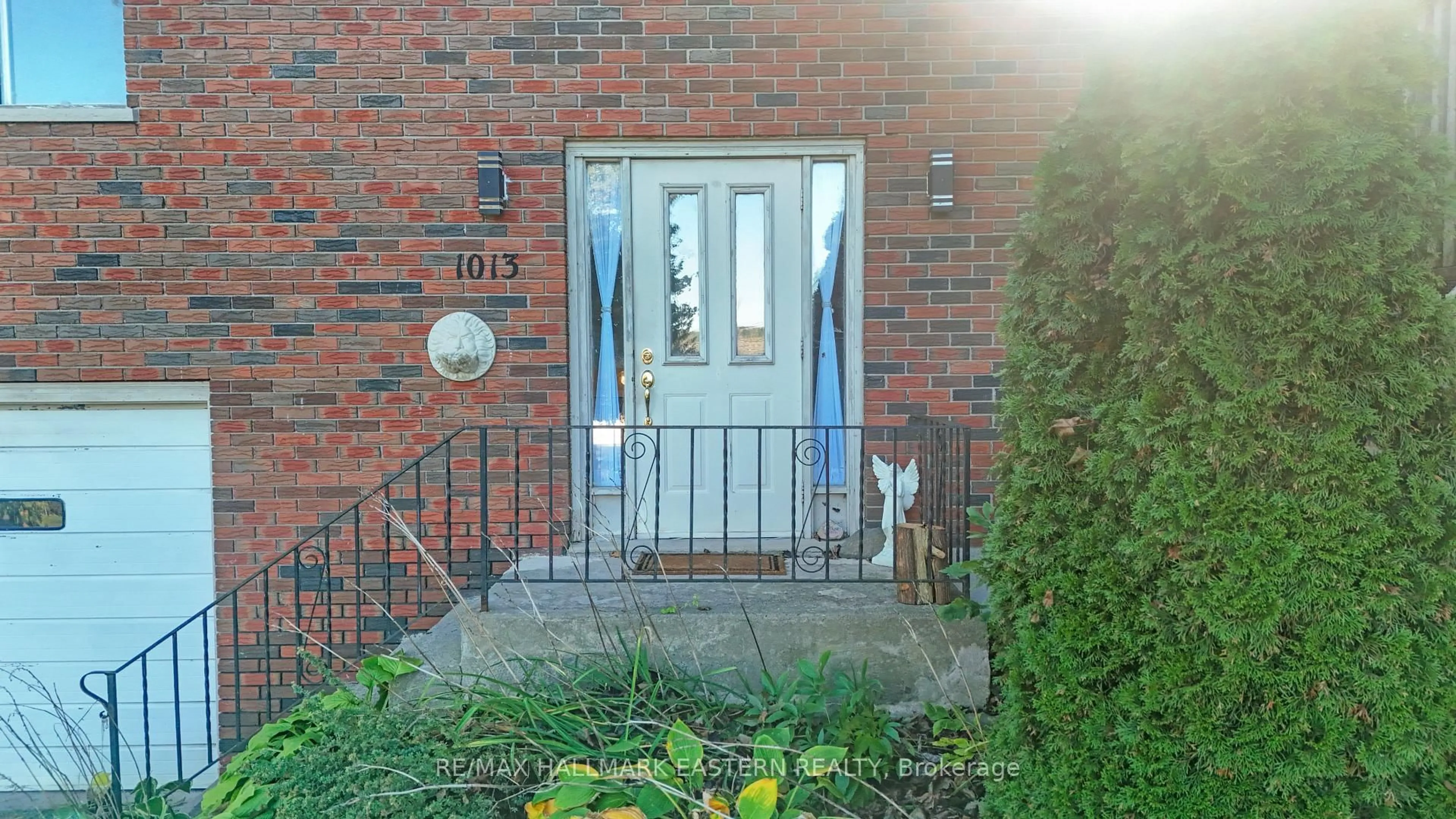 Indoor foyer for 1013 Nicholl's Blvd, Selwyn Ontario K0L 1H0