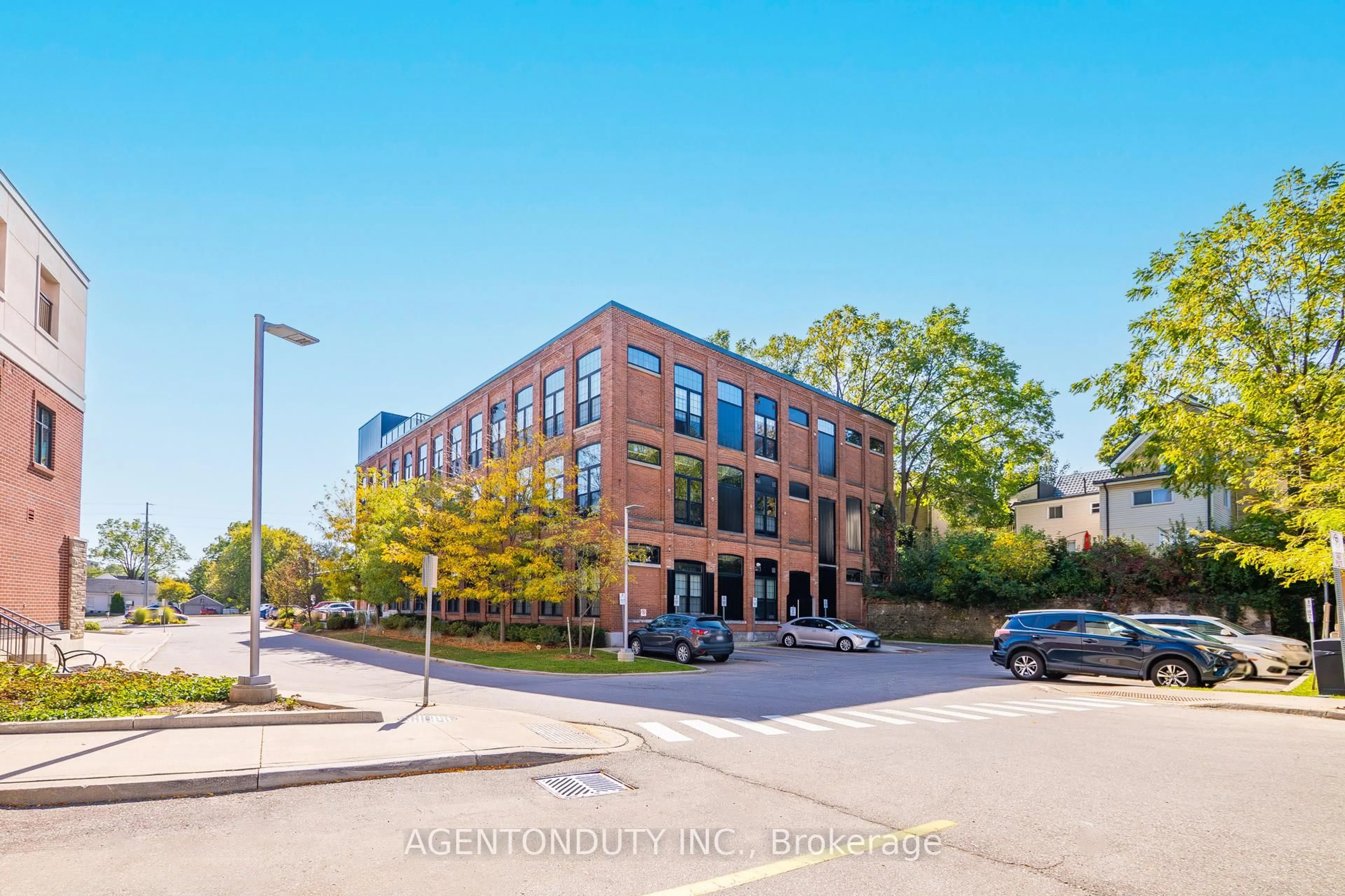 Home with brick exterior material, building for 24 Cedar St #101, Cambridge Ontario N1S 0B2