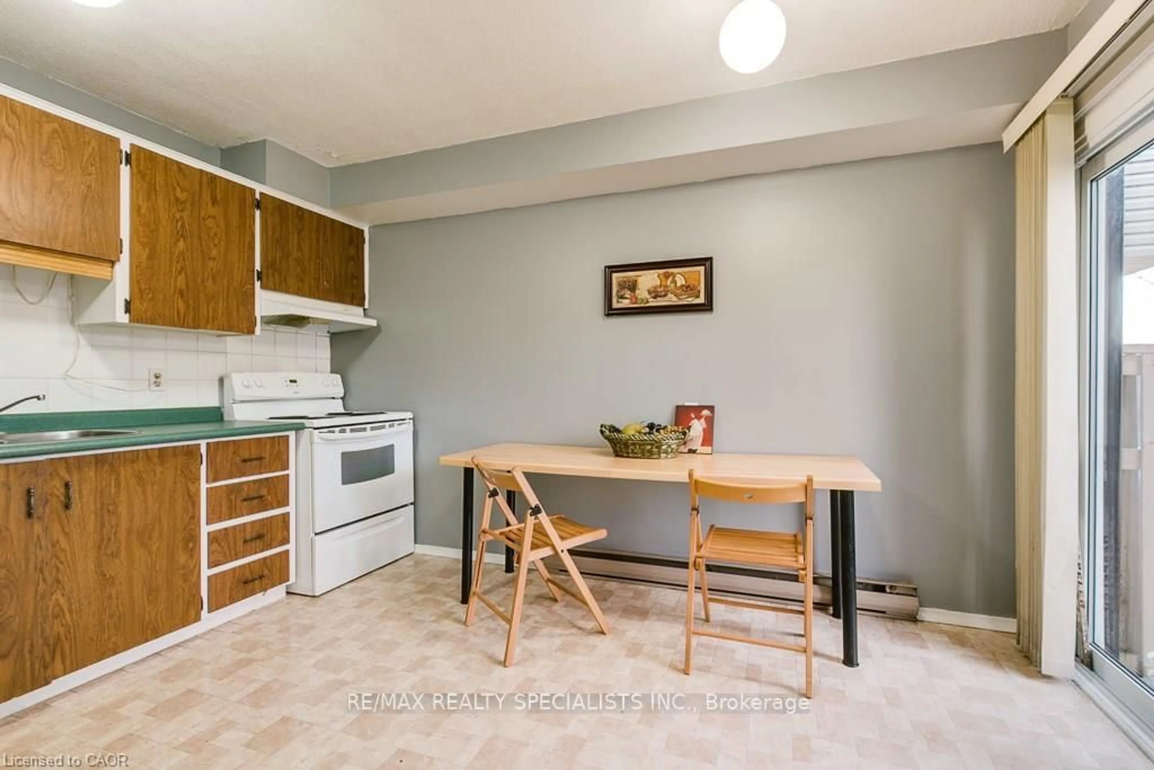 Standard kitchen, unknown for 22 Wilsonview Ave, Guelph Ontario N1G 2Z9